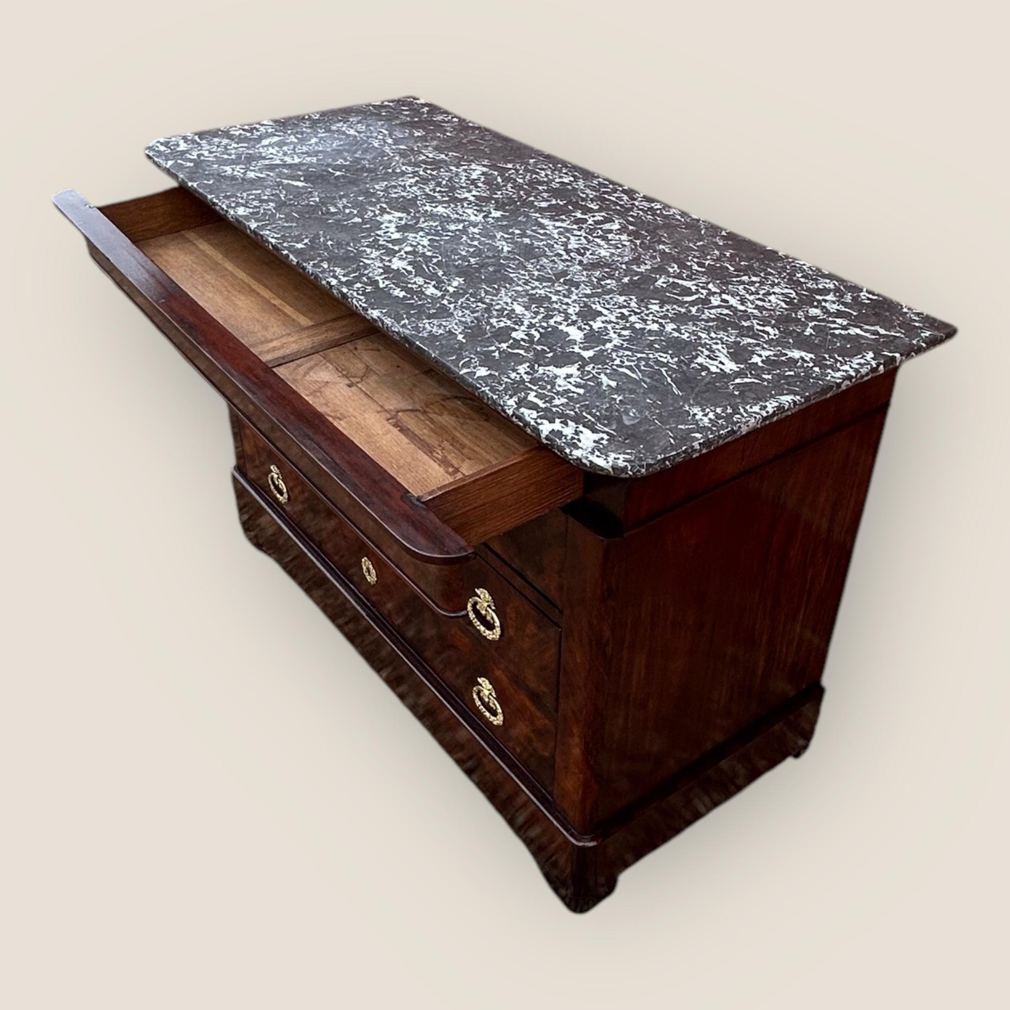 Commode francese del XIX secolo in mogano fiammato con piano in marmo in vendita 3