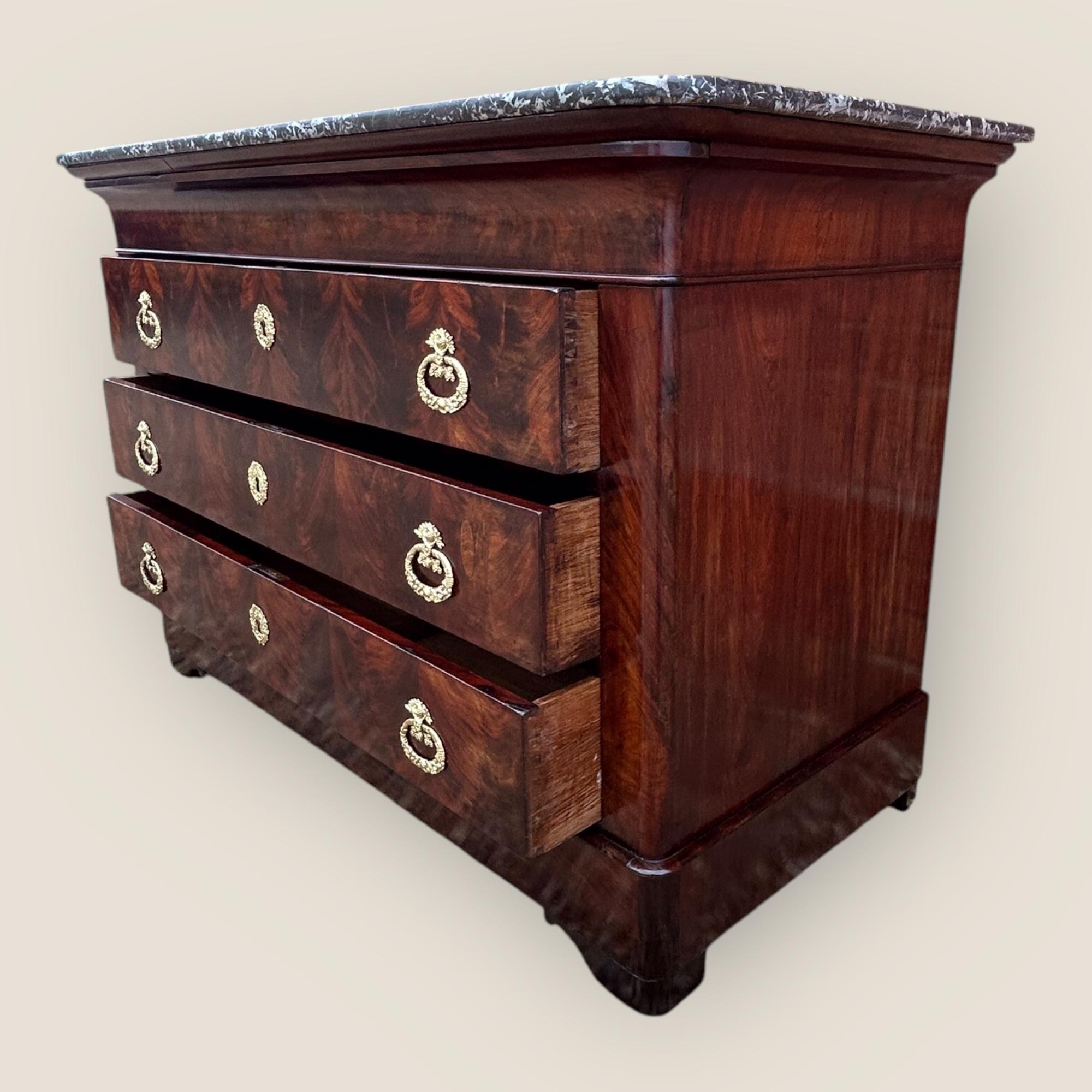 Commode francese del XIX secolo in mogano fiammato con piano in marmo in vendita 4