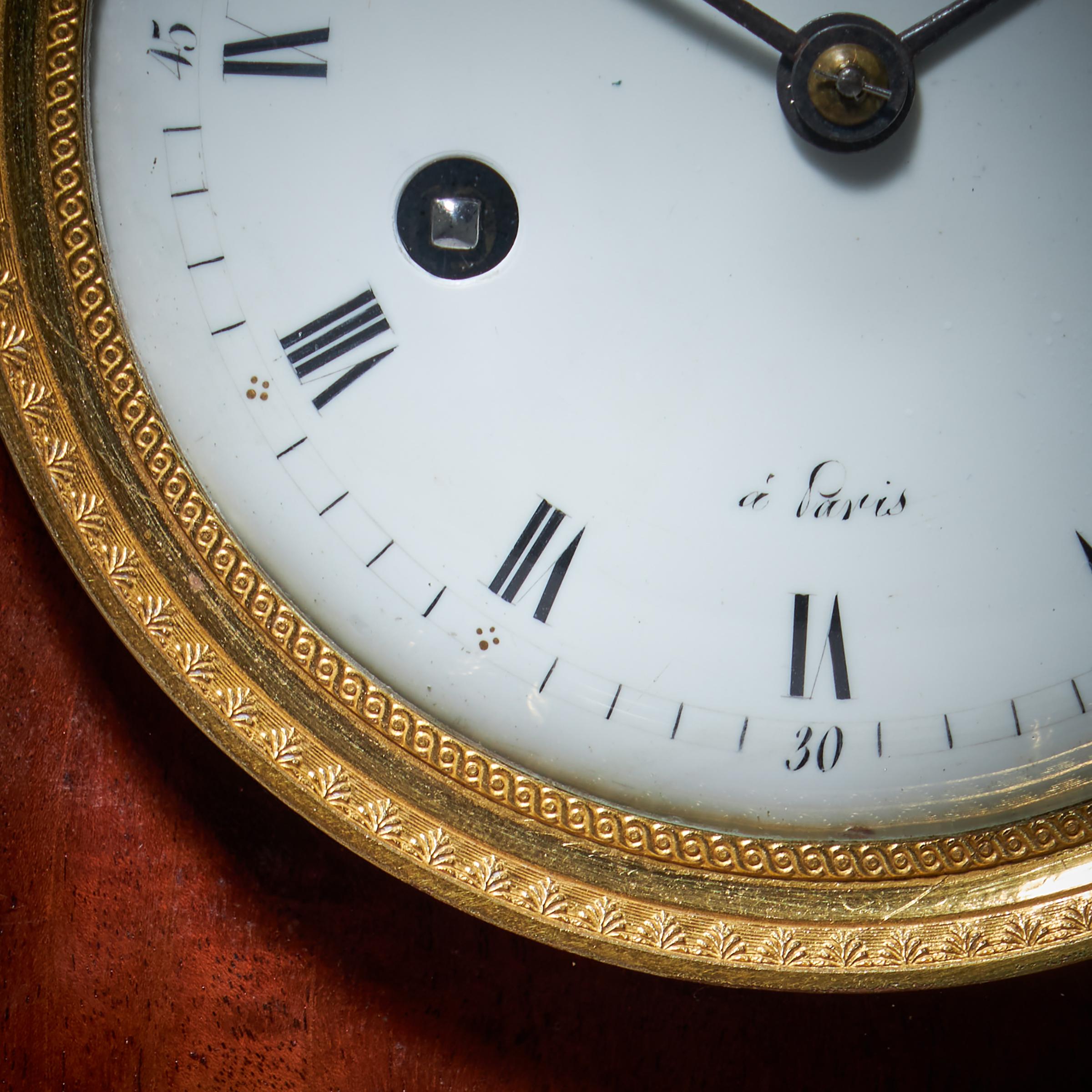 Horloge de cheminée du 19e siècle en acajou flammé d'époque Napoléon Empire en vente 4