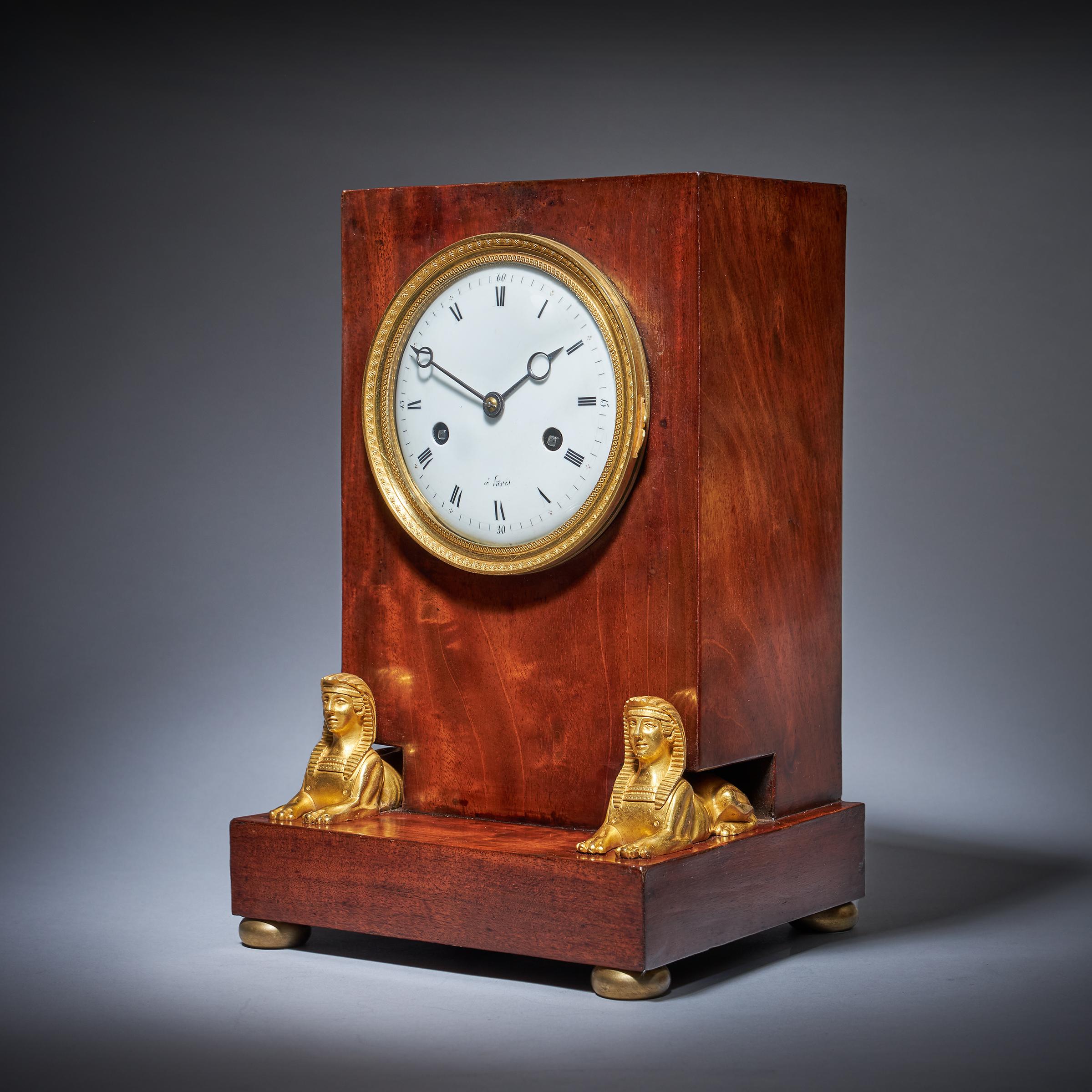 Français Horloge de cheminée du 19e siècle en acajou flammé d'époque Napoléon Empire en vente
