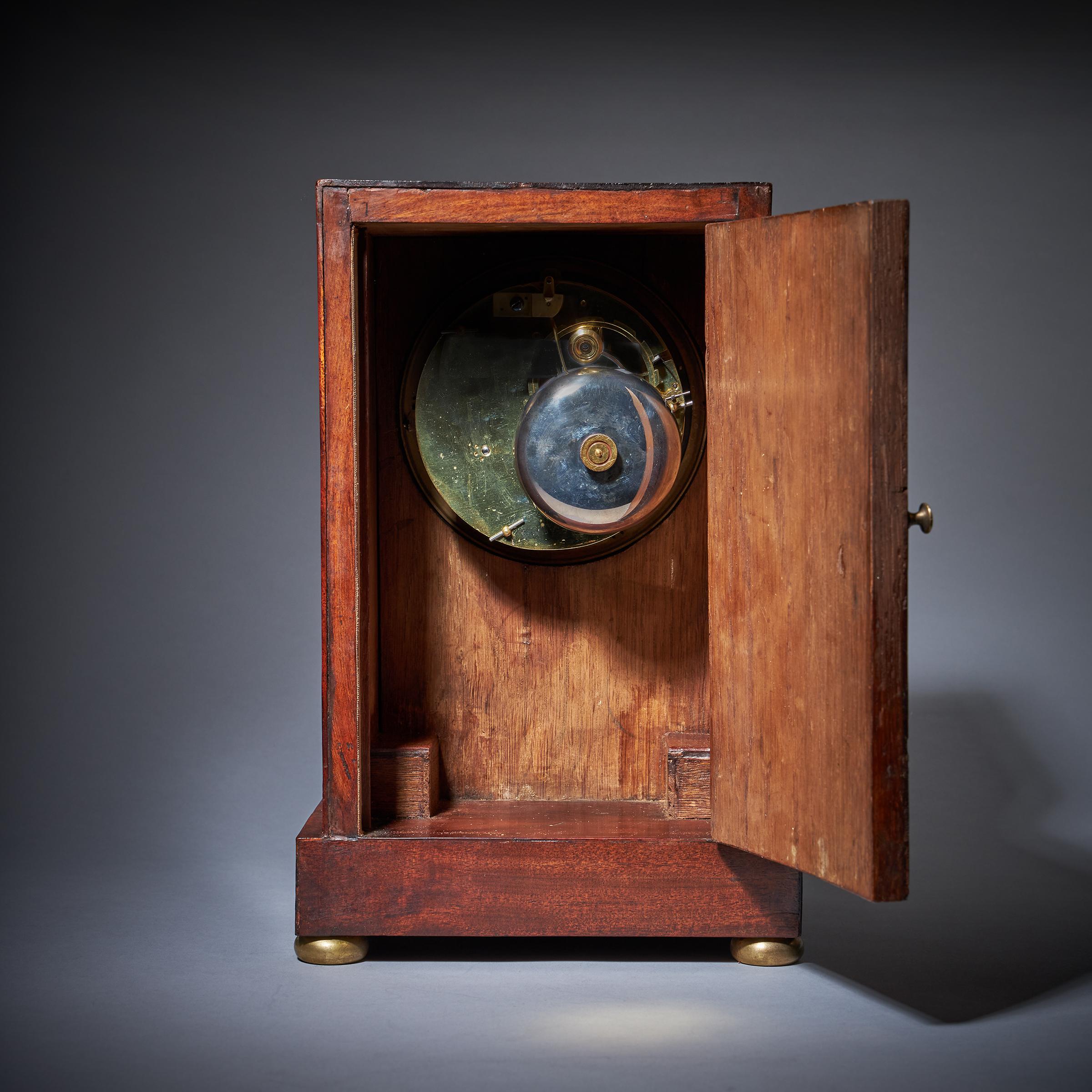 Laiton Horloge de cheminée du 19e siècle en acajou flammé d'époque Napoléon Empire en vente