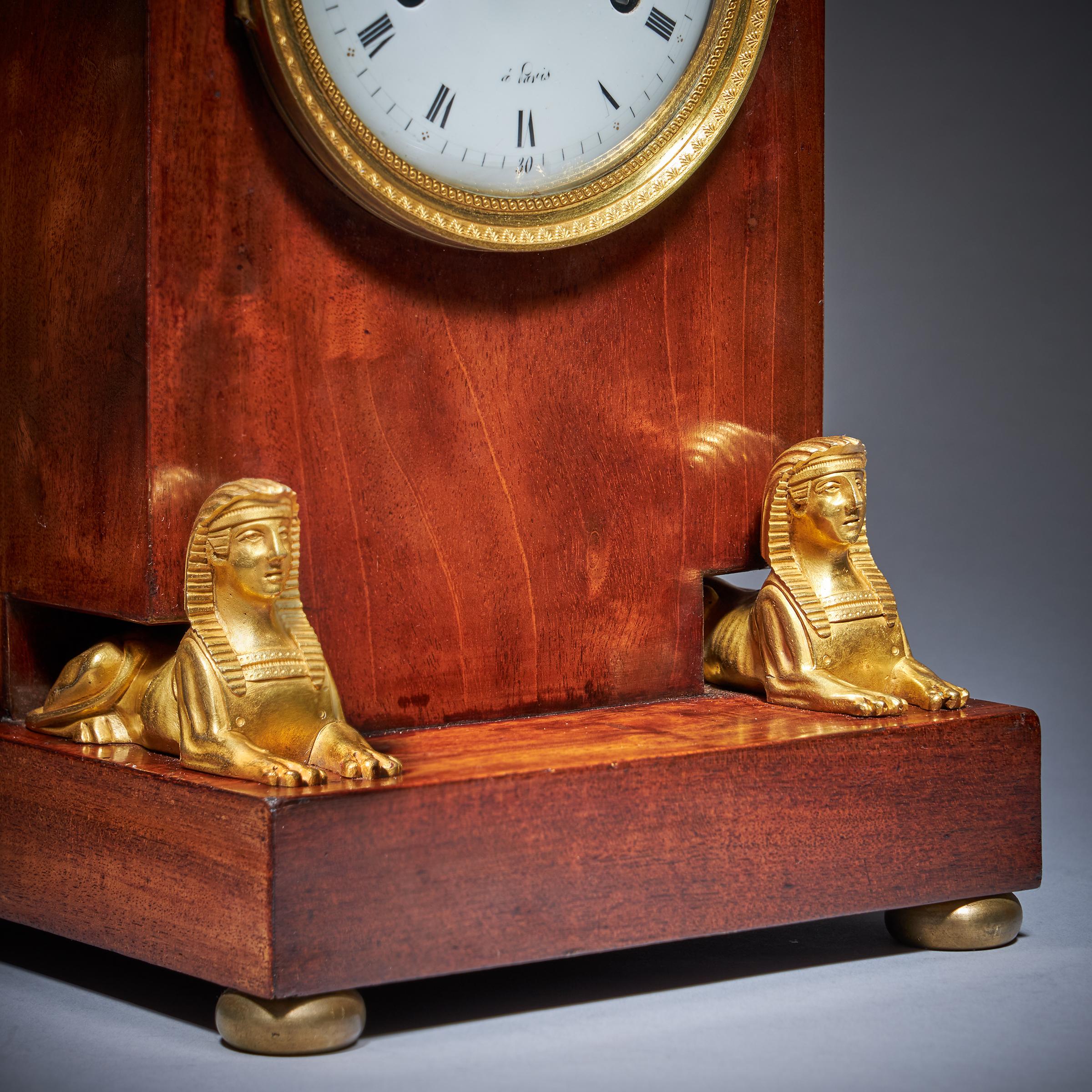 Horloge de cheminée du 19e siècle en acajou flammé d'époque Napoléon Empire en vente 2