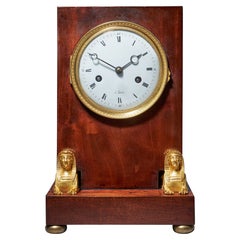 Französische Kaminuhr aus geflammtem Mahagoni aus der Napoleon-Empire-Periode, 19. Jahrhundert