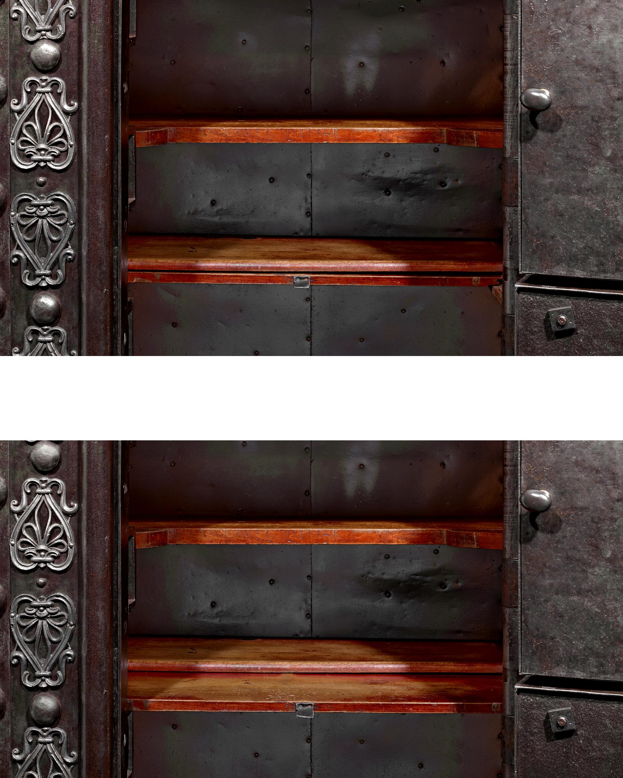 Caja fuerte de suelo francesa del siglo XIX en venta 1