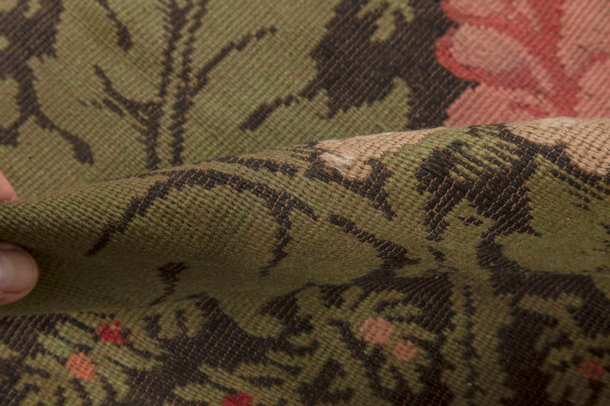 Französischer Flachgewebe-Wollteppich im floralen Design des 19. Jahrhunderts in Grün, Schwarz und Rosa (Stickerei) im Angebot