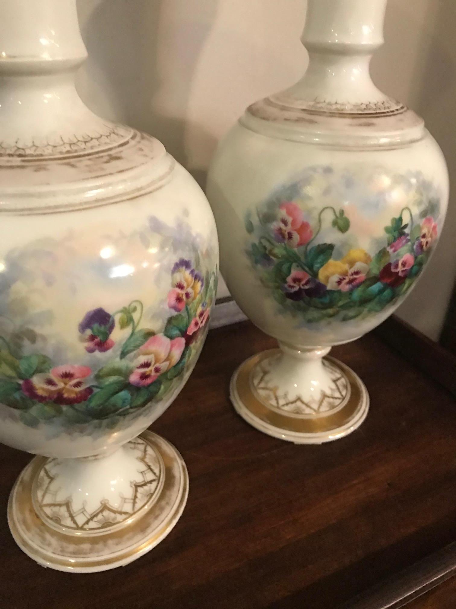 Paire de vases décorés de fleurs françaises du 19ème siècle, années 1850 en vente 4