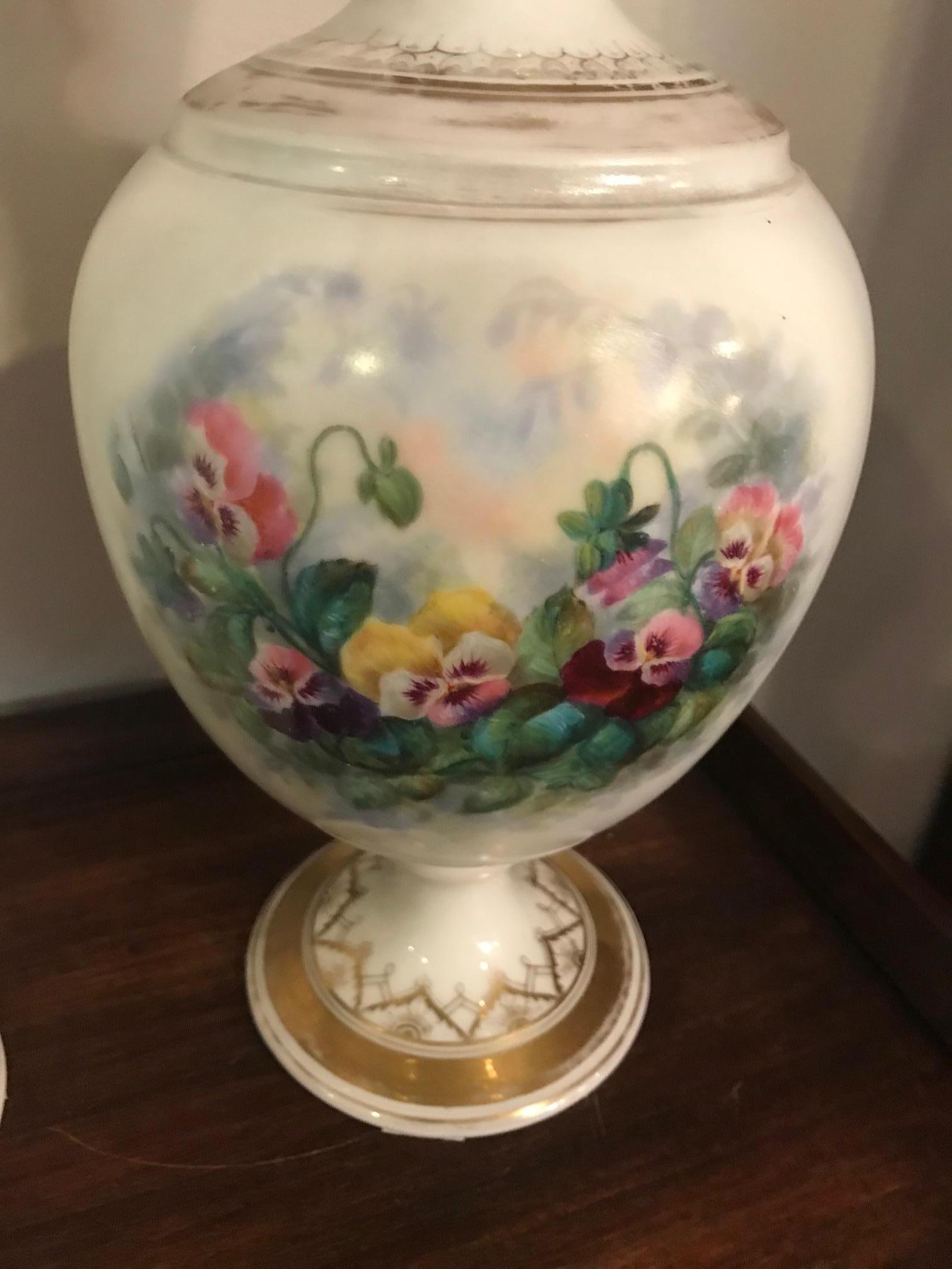 Paire de vases décorés de fleurs françaises du 19ème siècle, années 1850 en vente 5