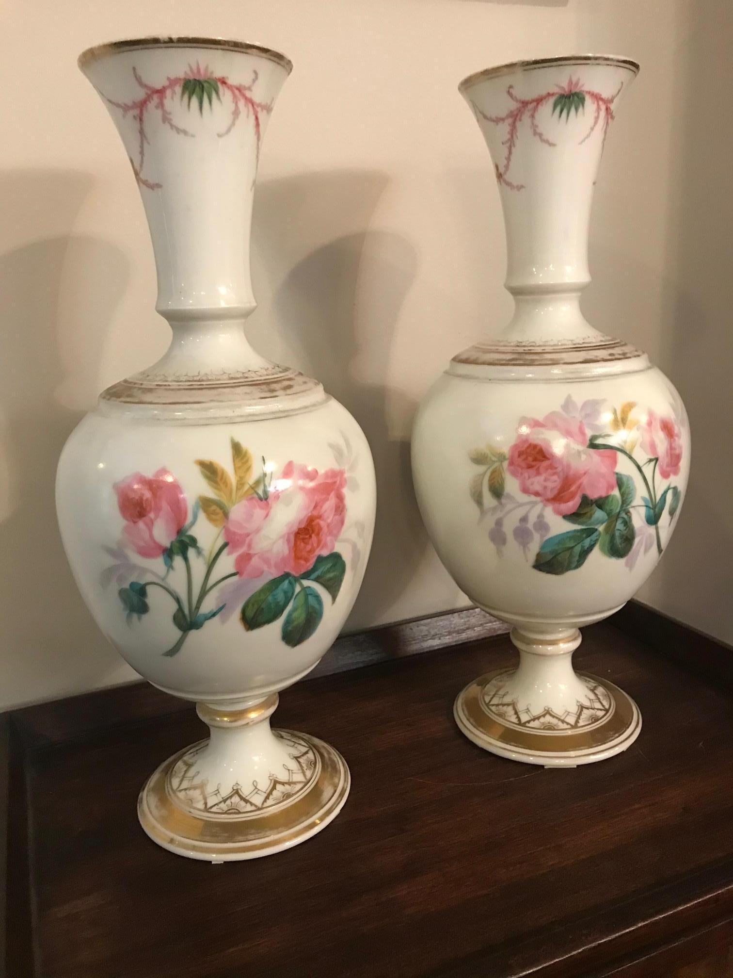 19th century French flowers decoration pair of vases from the 1850s.
Two different flowers decoration side. Gold decoration base.