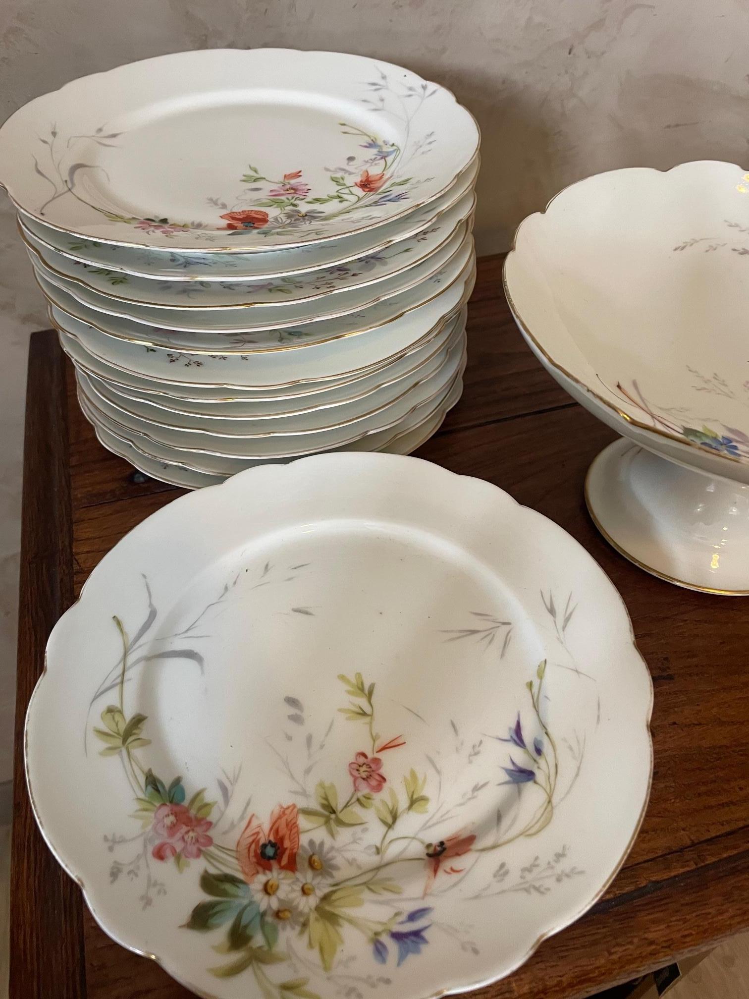 Französisches, handbemaltes Porzellan-Teller-Set mit Blumen aus dem 19. Jahrhundert, 1880er Jahre (Empire)