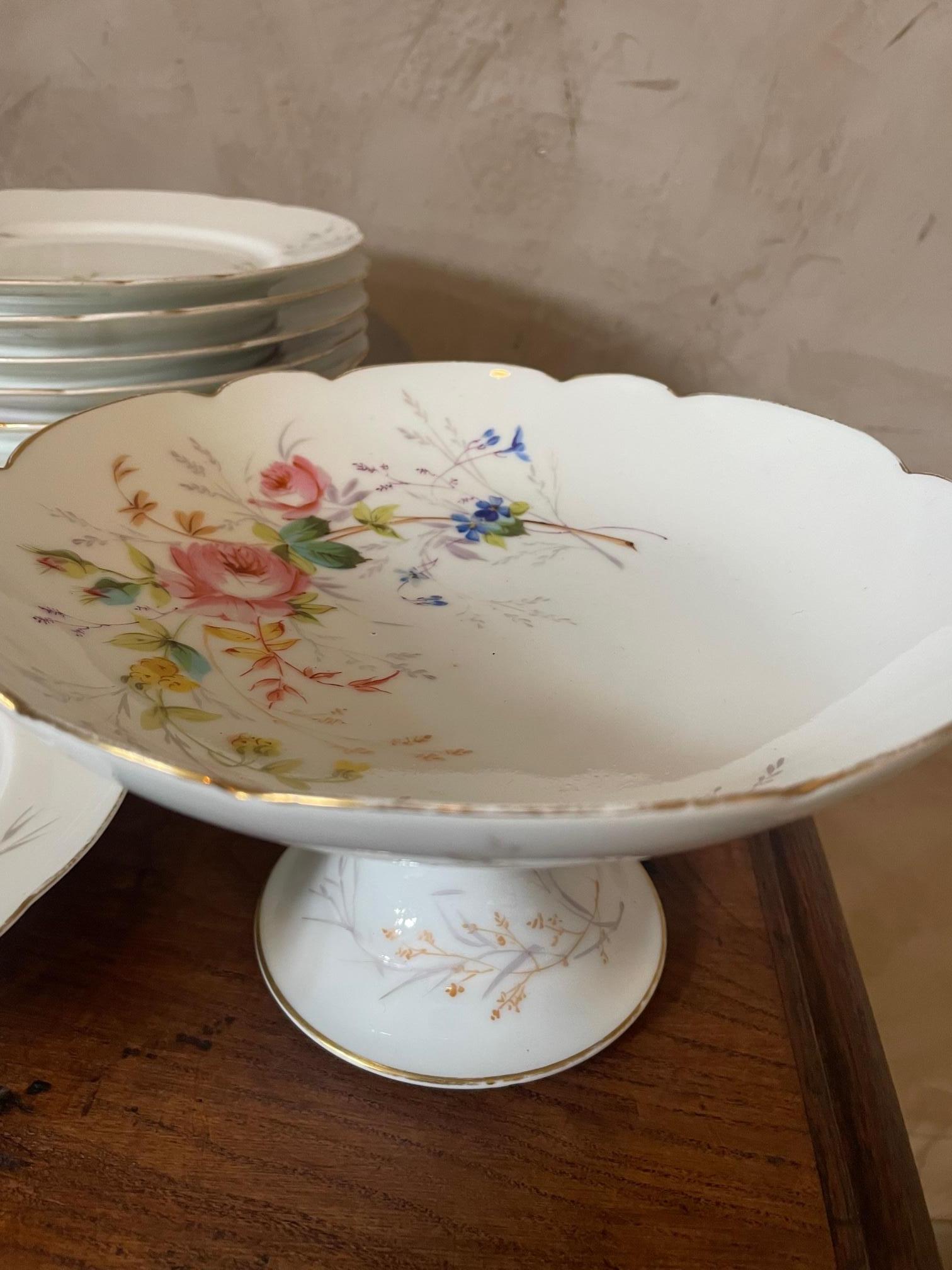 Französisches, handbemaltes Porzellan-Teller-Set mit Blumen aus dem 19. Jahrhundert, 1880er Jahre im Zustand „Gut“ in LEGNY, FR