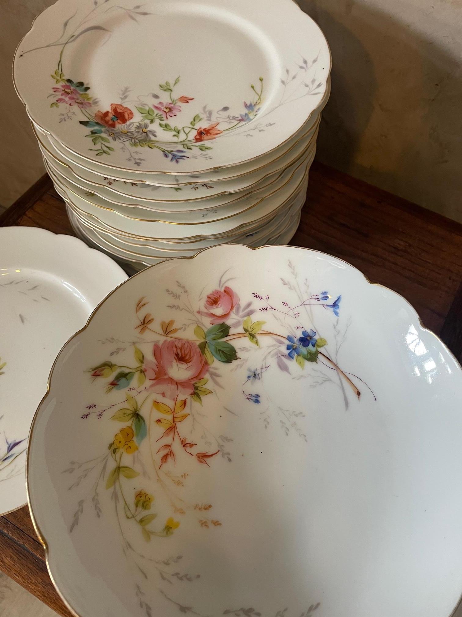 Französisches, handbemaltes Porzellan-Teller-Set mit Blumen aus dem 19. Jahrhundert, 1880er Jahre (Spätes 19. Jahrhundert)