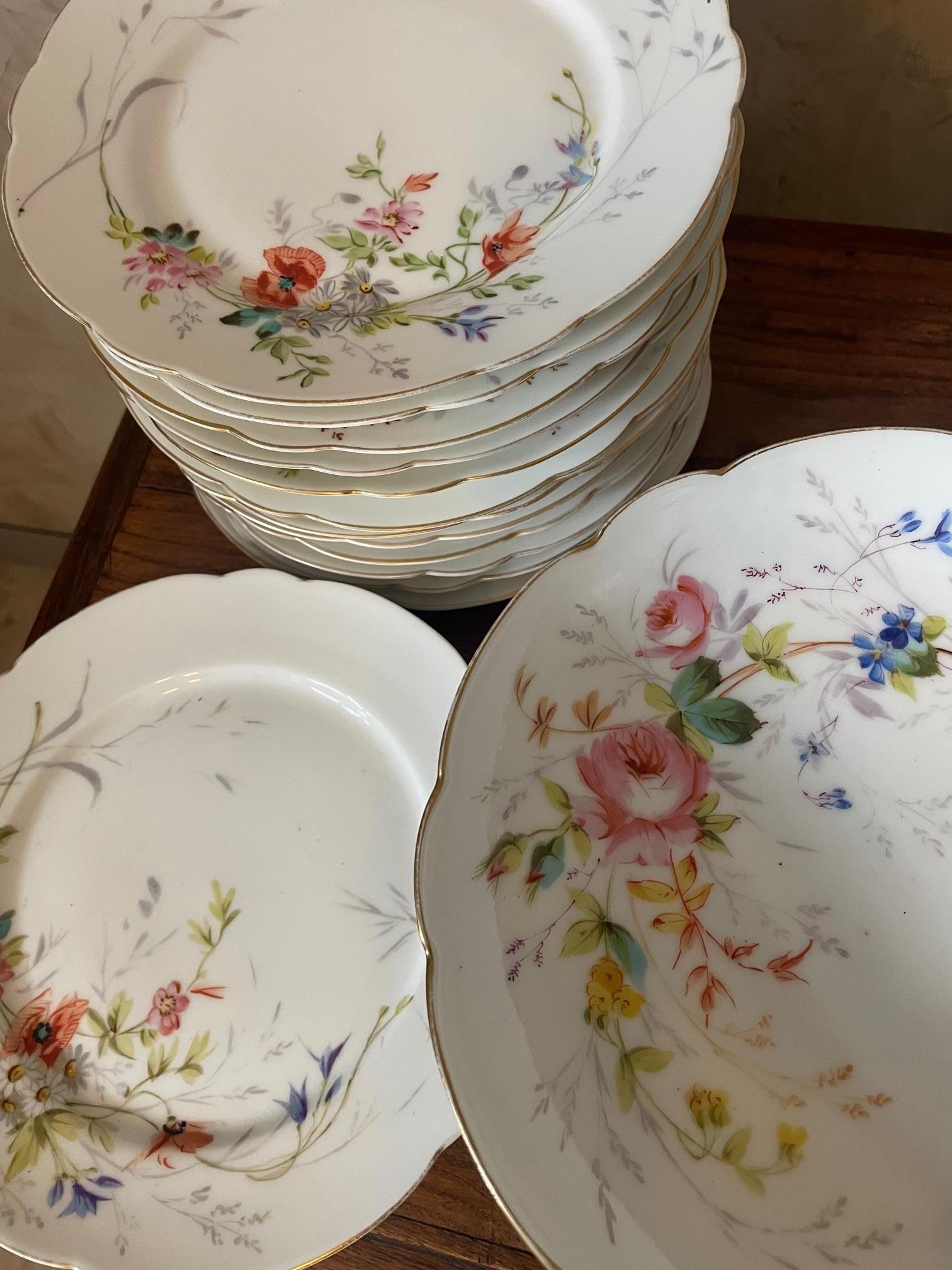 Französisches, handbemaltes Porzellan-Teller-Set mit Blumen aus dem 19. Jahrhundert, 1880er Jahre 1