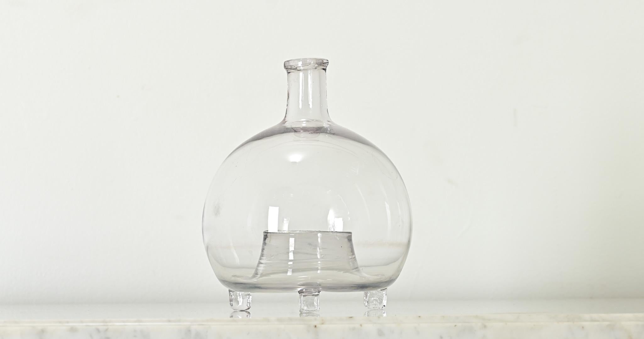 Un attrape-mouche unique en verre soufflé de France, du 19e siècle, en charmant état ancien. La cuvette au fond du dôme en verre transparent est destinée à être remplie d'une petite quantité d'eau sucrée pour attirer les mouches. Trois petits pieds