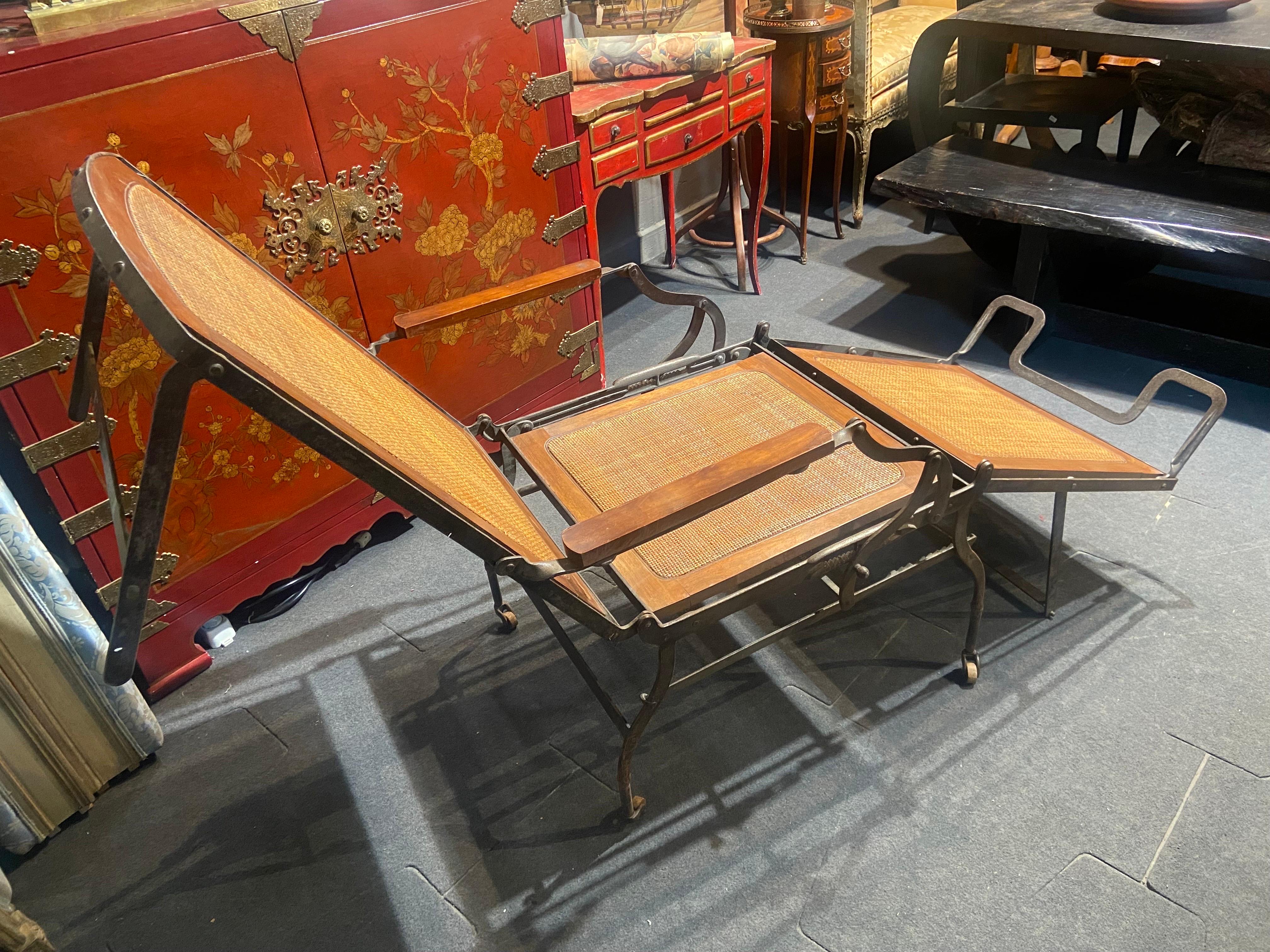 19th Century French Foldable Adjustable Iron Chaise Lounge in Cane and Wood In Good Condition For Sale In Sofia, BG