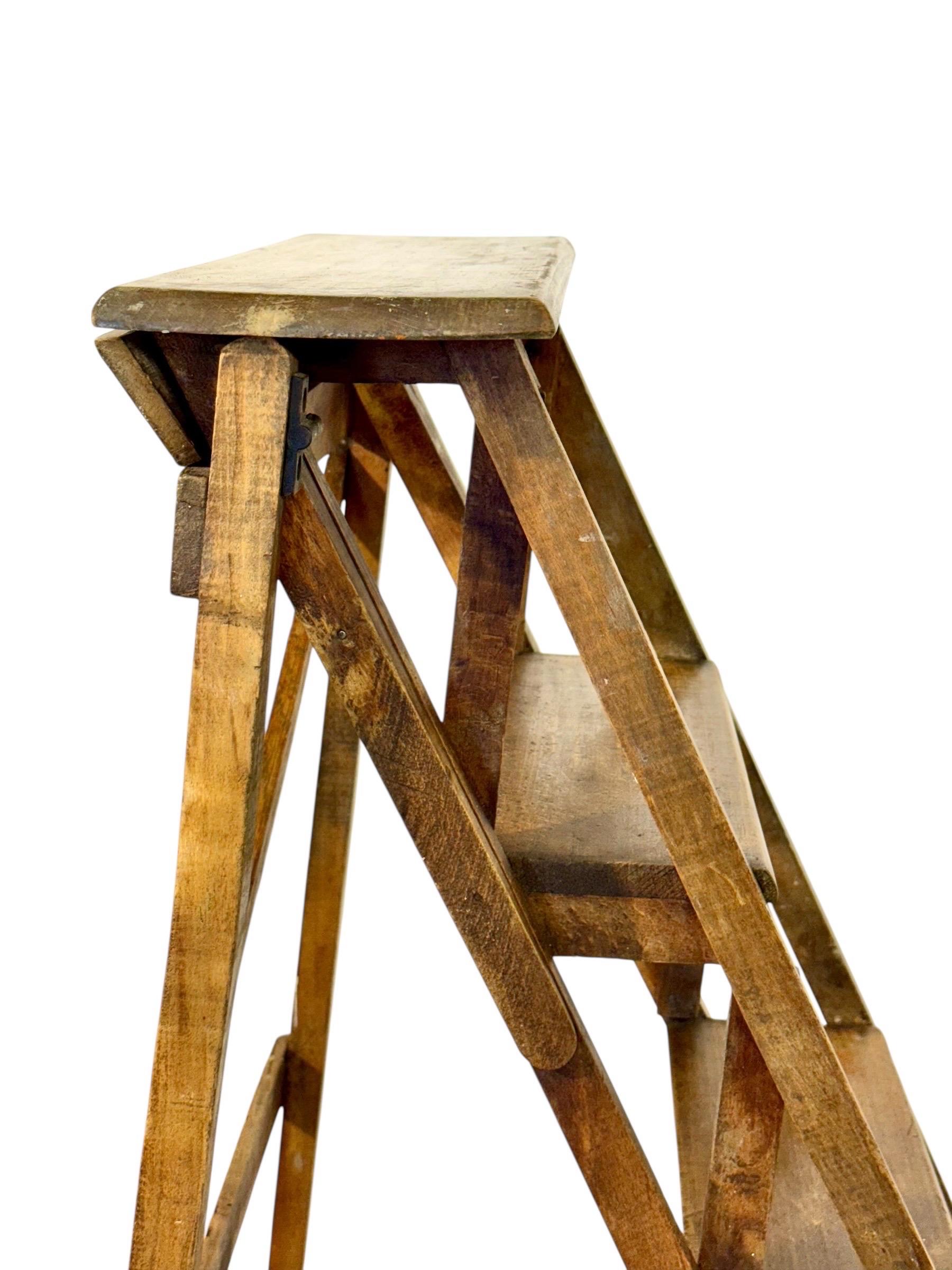 Escalera de tijera plegable de biblioteca francesa del siglo XIX en nogal en venta 4