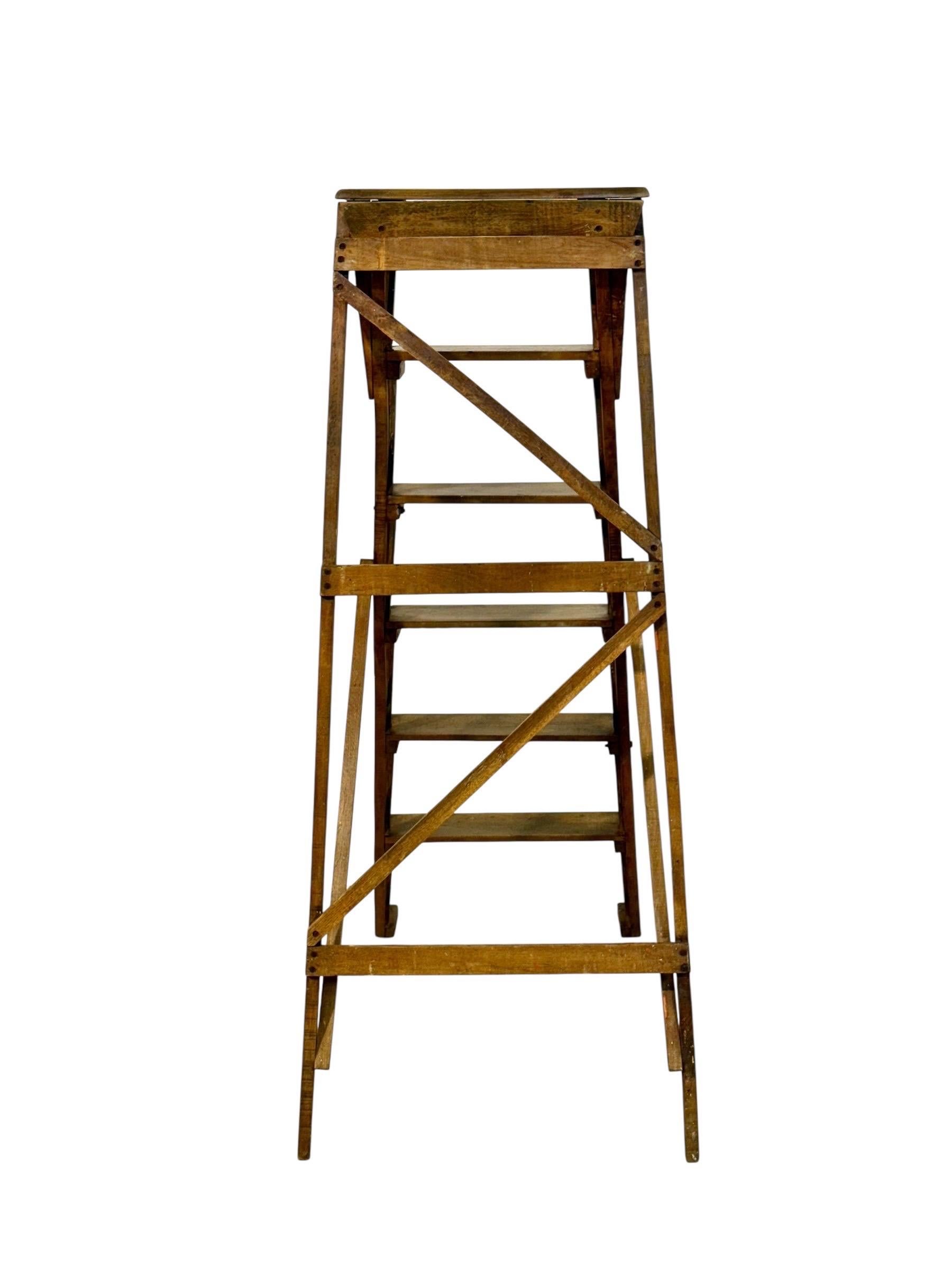 Escalera de tijera plegable de biblioteca francesa del siglo XIX en nogal en venta 6