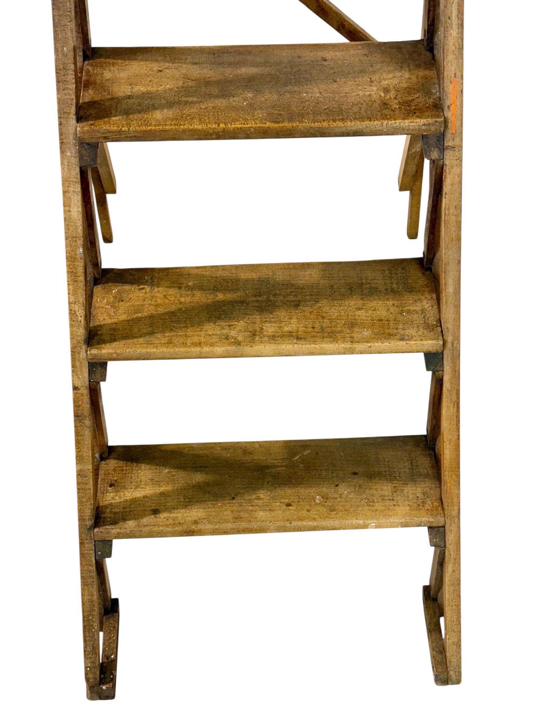 Escalera de tijera plegable de biblioteca francesa del siglo XIX en nogal en venta 7