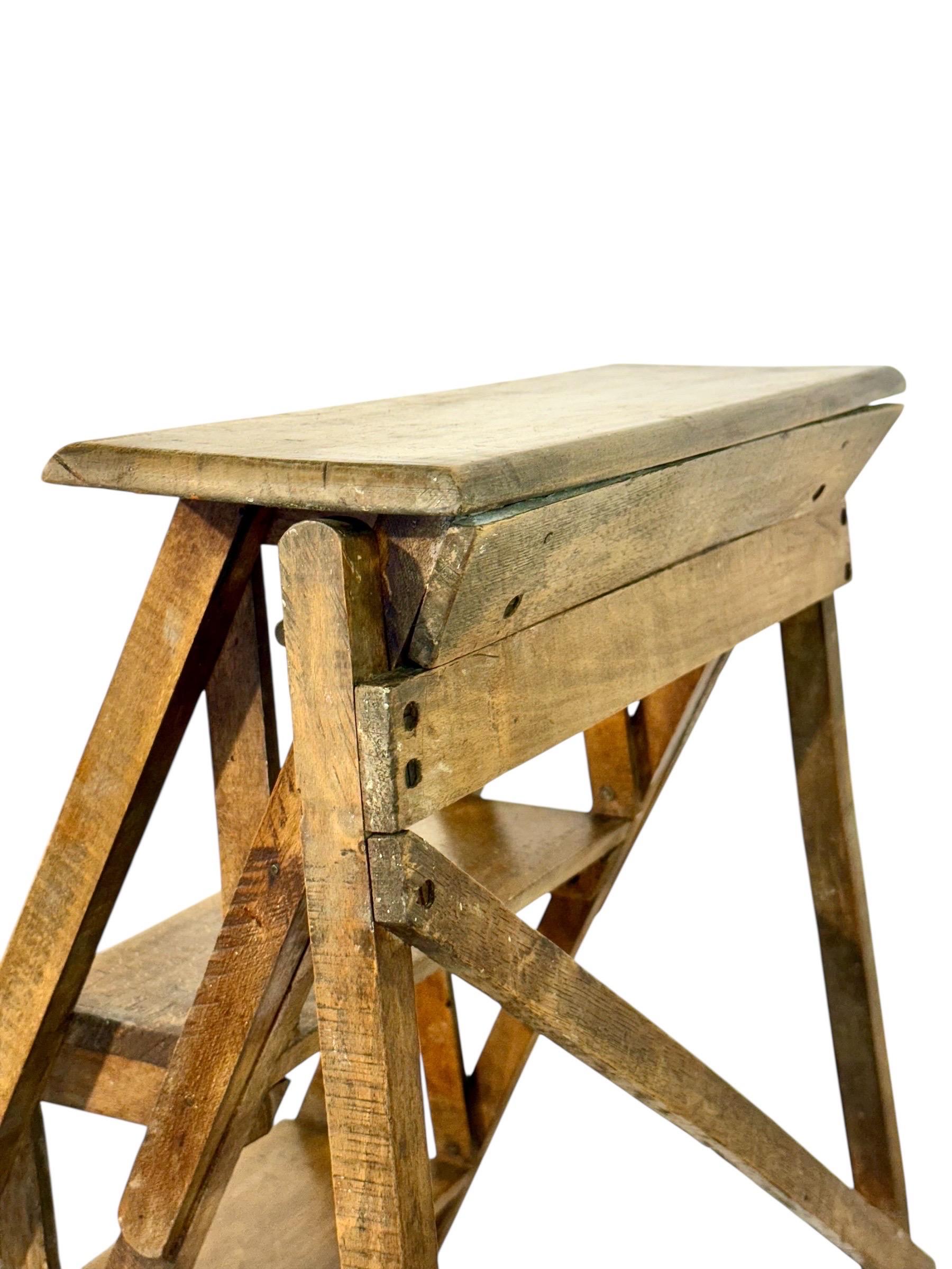 Escalera de tijera plegable de biblioteca francesa del siglo XIX en nogal en venta 8