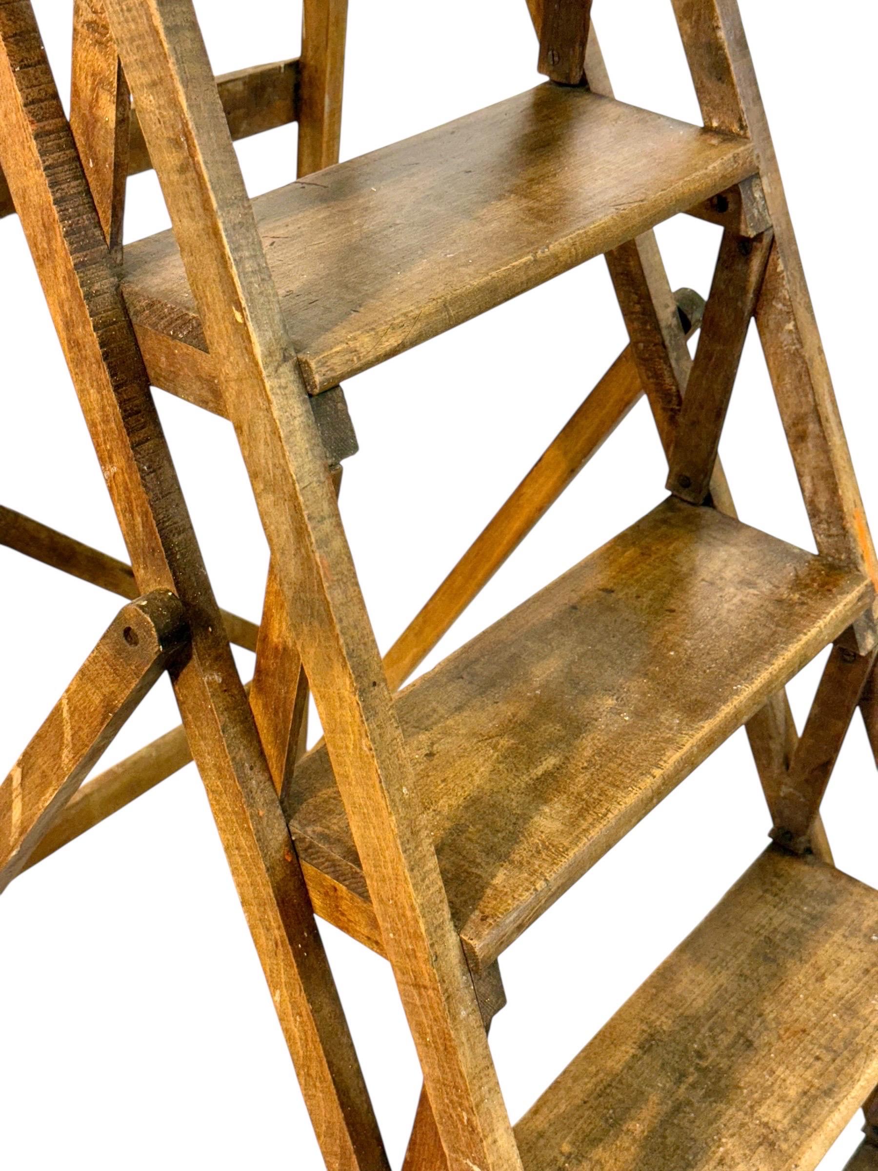 Escalera de tijera plegable de biblioteca francesa del siglo XIX en nogal en venta 9