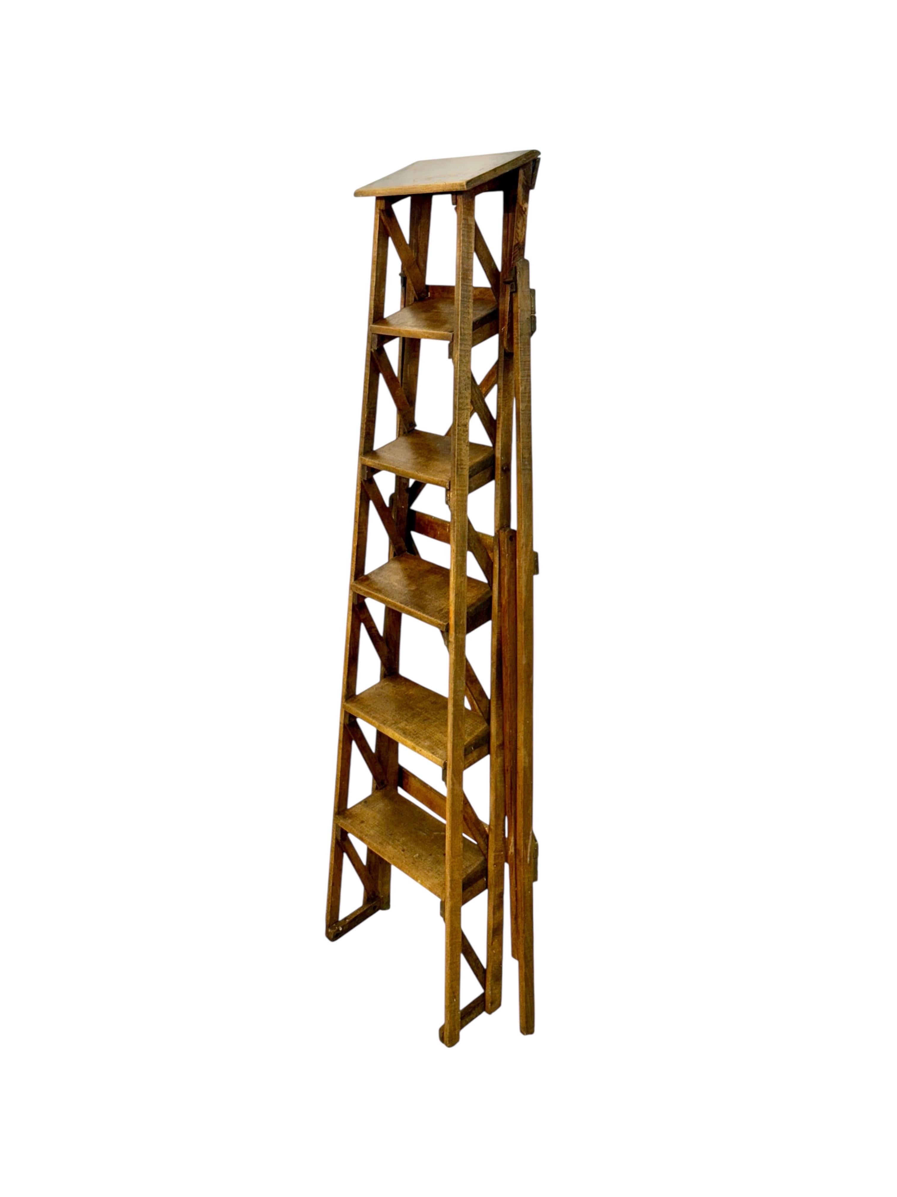 Escalera de tijera plegable de biblioteca francesa del siglo XIX en nogal en venta 11