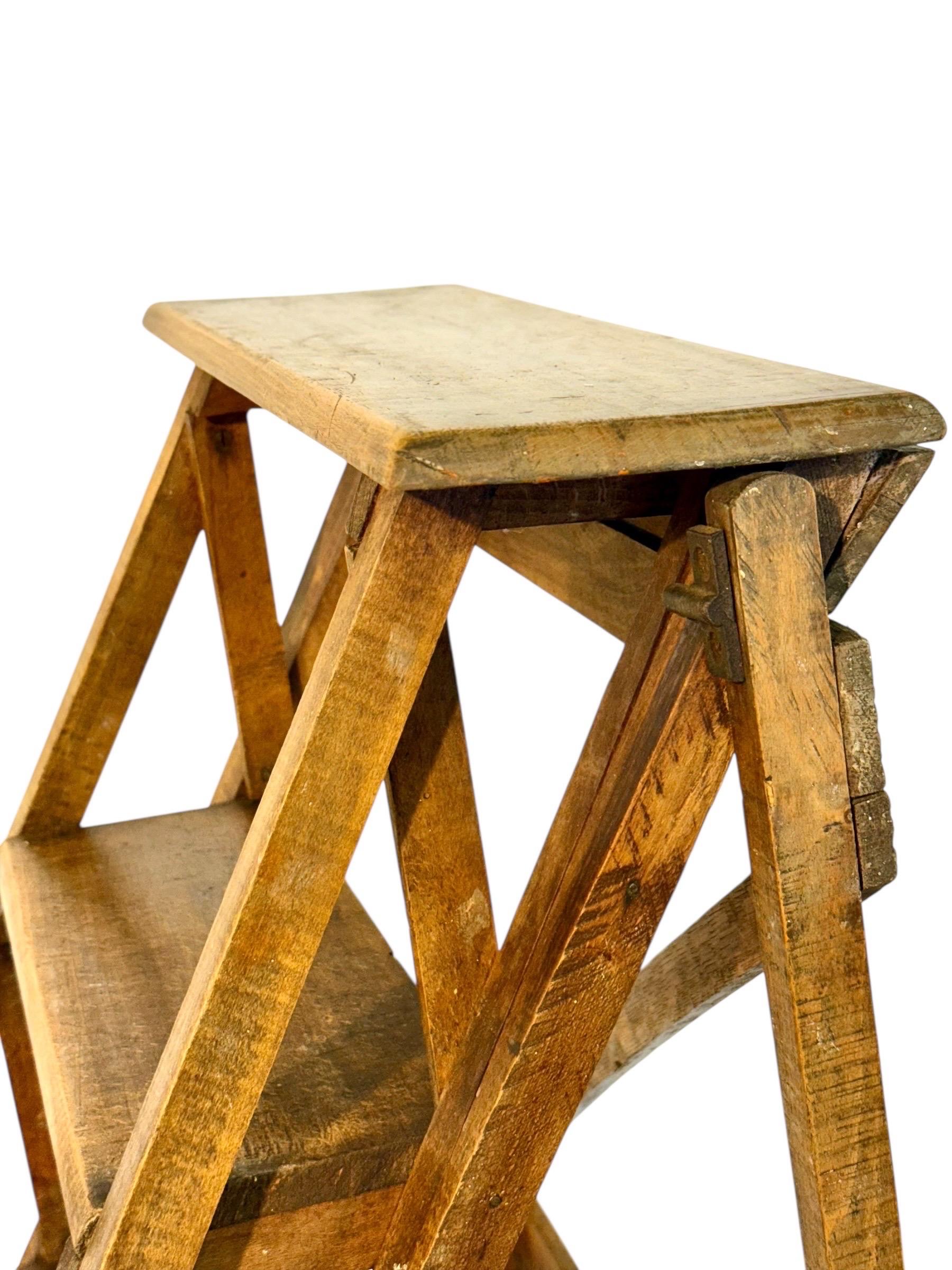 Escalera de tijera plegable de biblioteca francesa del siglo XIX en nogal Napoleón III en venta