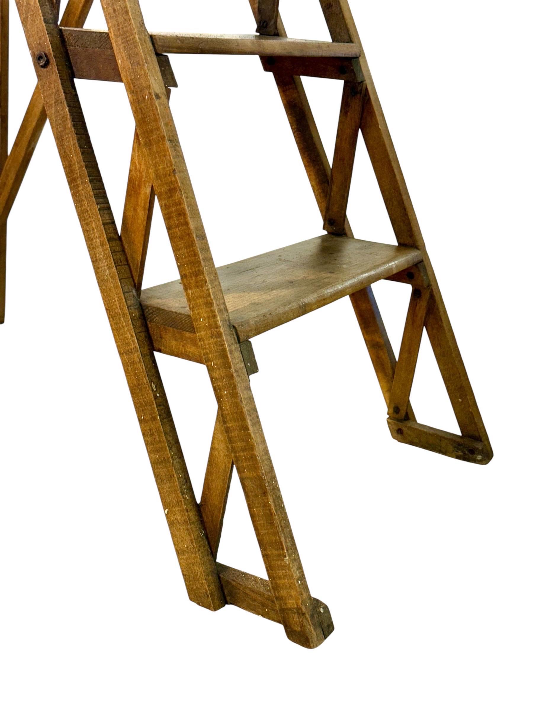 Escalera de tijera plegable de biblioteca francesa del siglo XIX en nogal Francés en venta