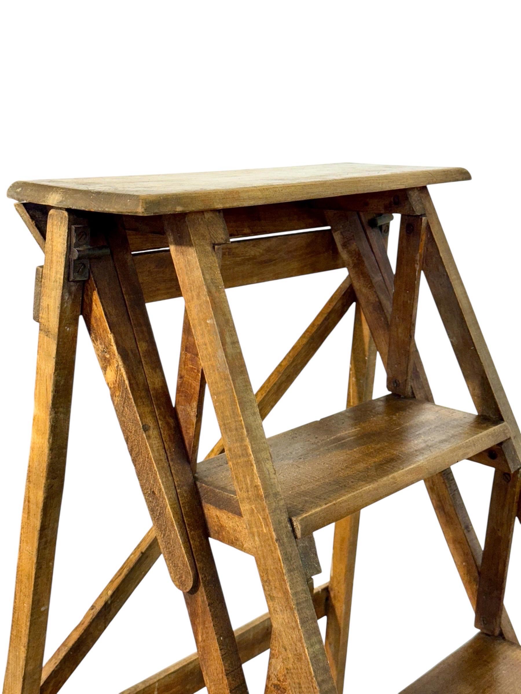Escalera de tijera plegable de biblioteca francesa del siglo XIX en nogal en Bueno estado para la venta en LA CIOTAT, FR