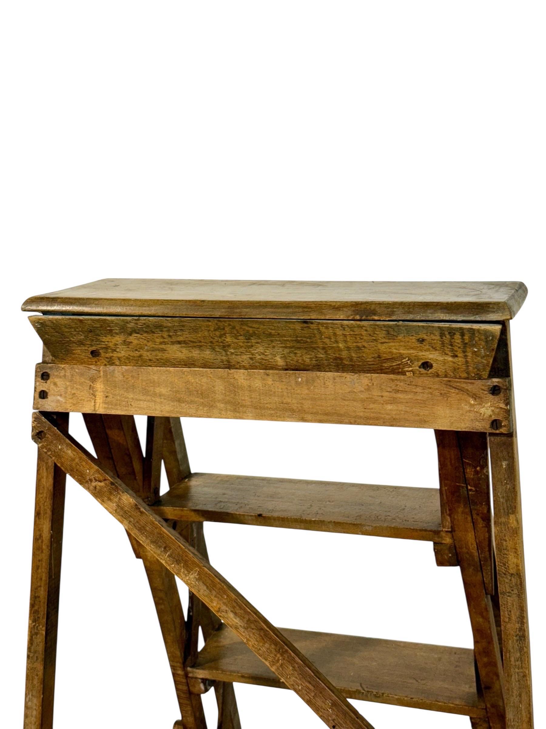 Escalera de tijera plegable de biblioteca francesa del siglo XIX en nogal en venta 1