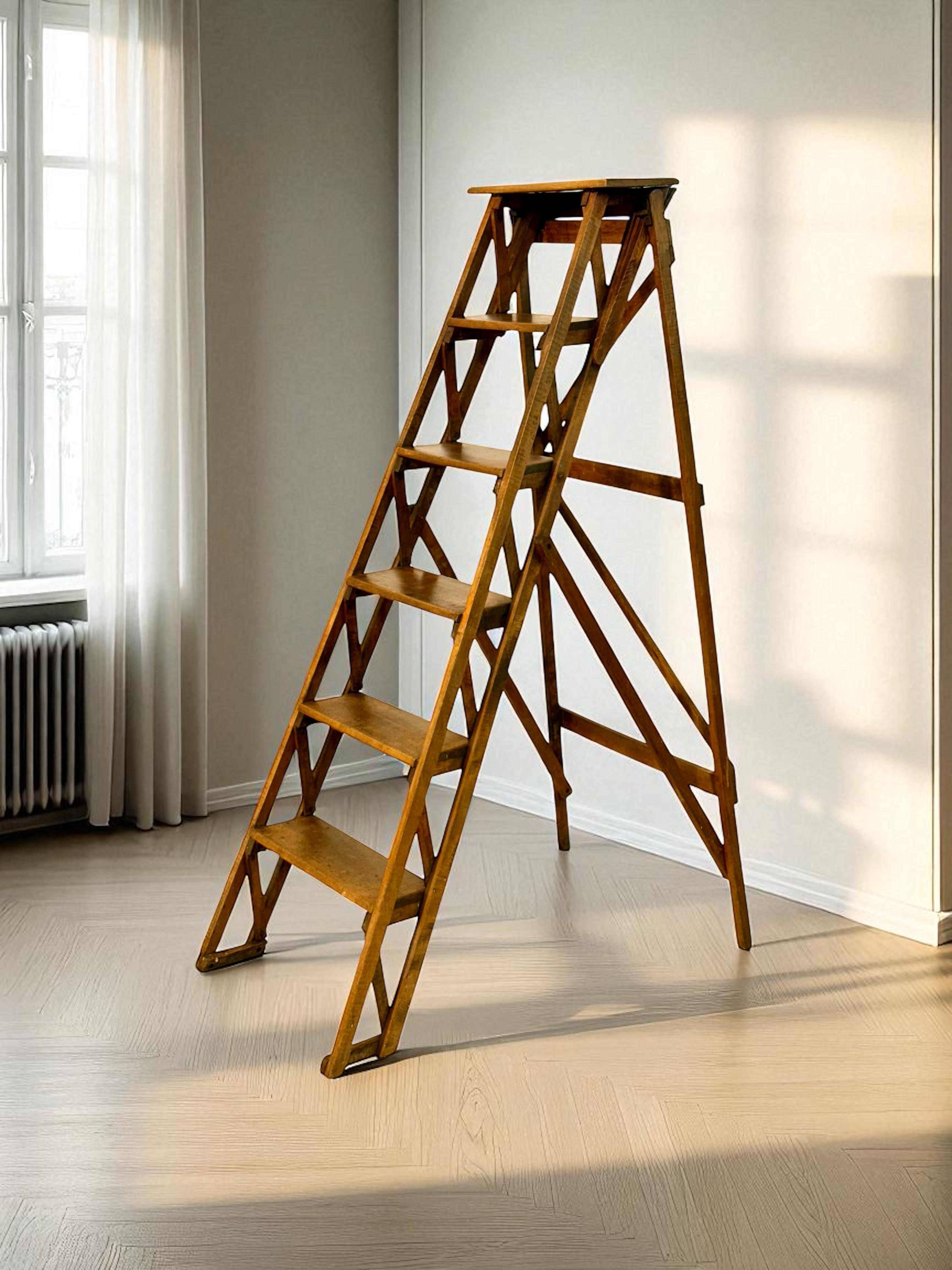 Escalera de tijera plegable de biblioteca francesa del siglo XIX en nogal Nogal en venta