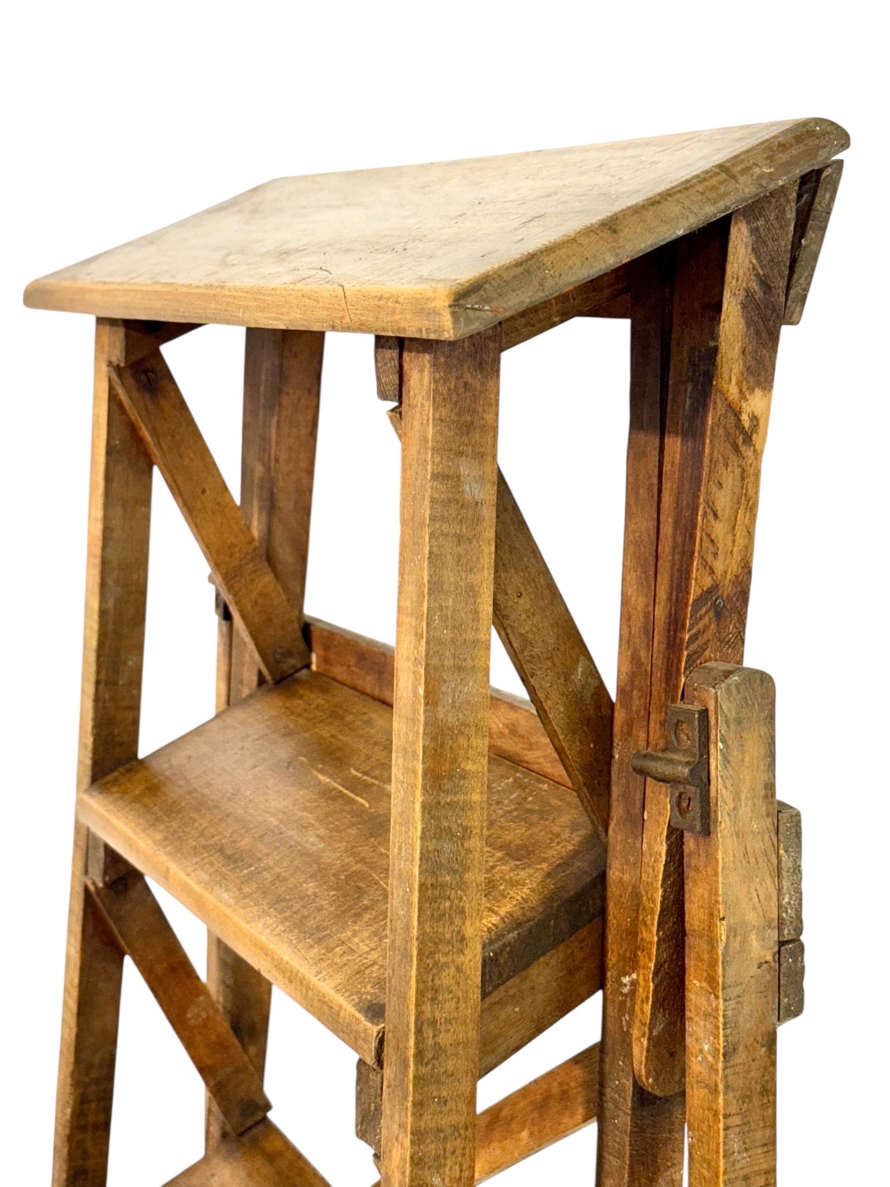Escalera de tijera plegable de biblioteca francesa del siglo XIX en nogal en venta 2
