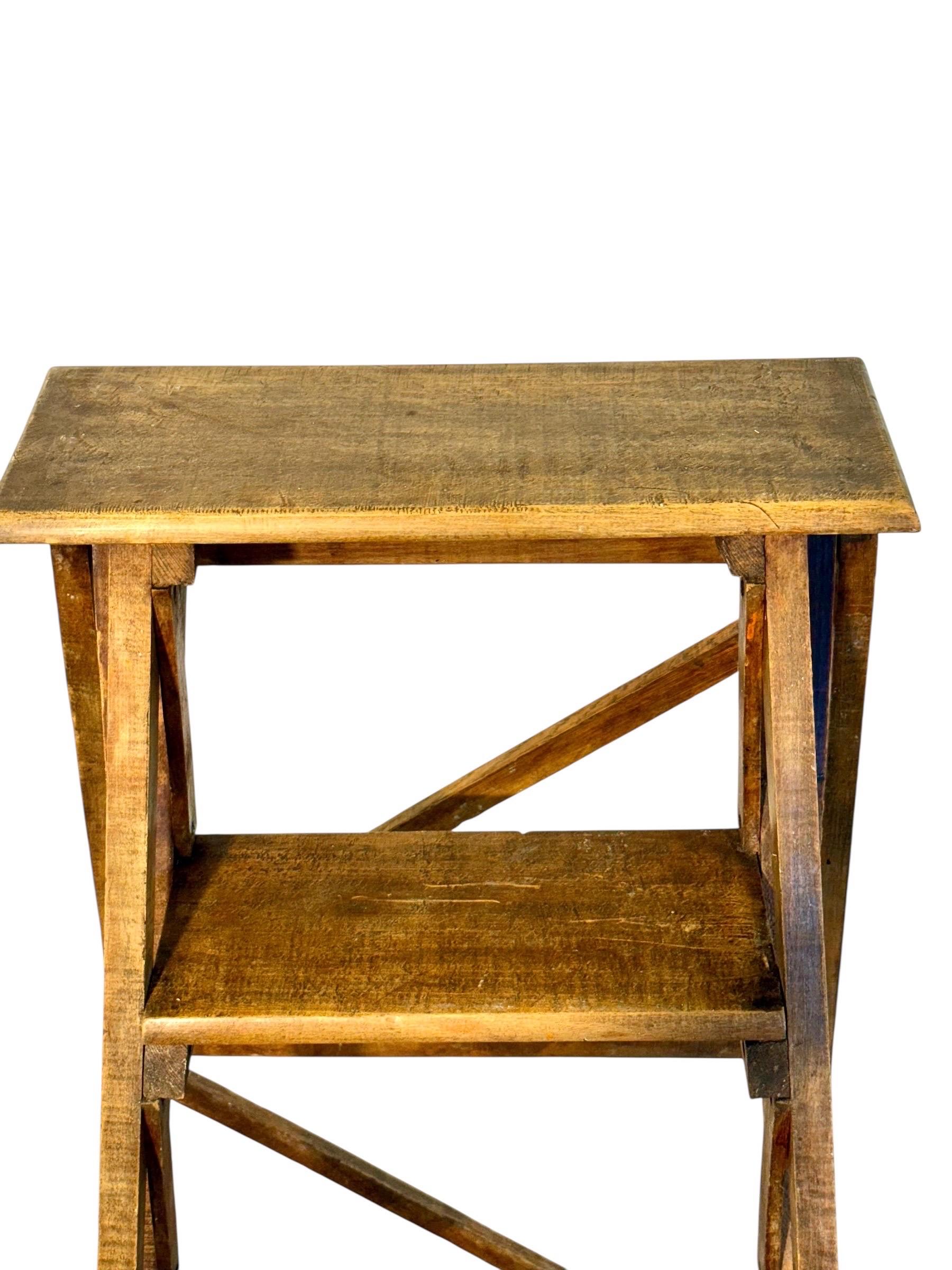 Escalera de tijera plegable de biblioteca francesa del siglo XIX en nogal en venta 3