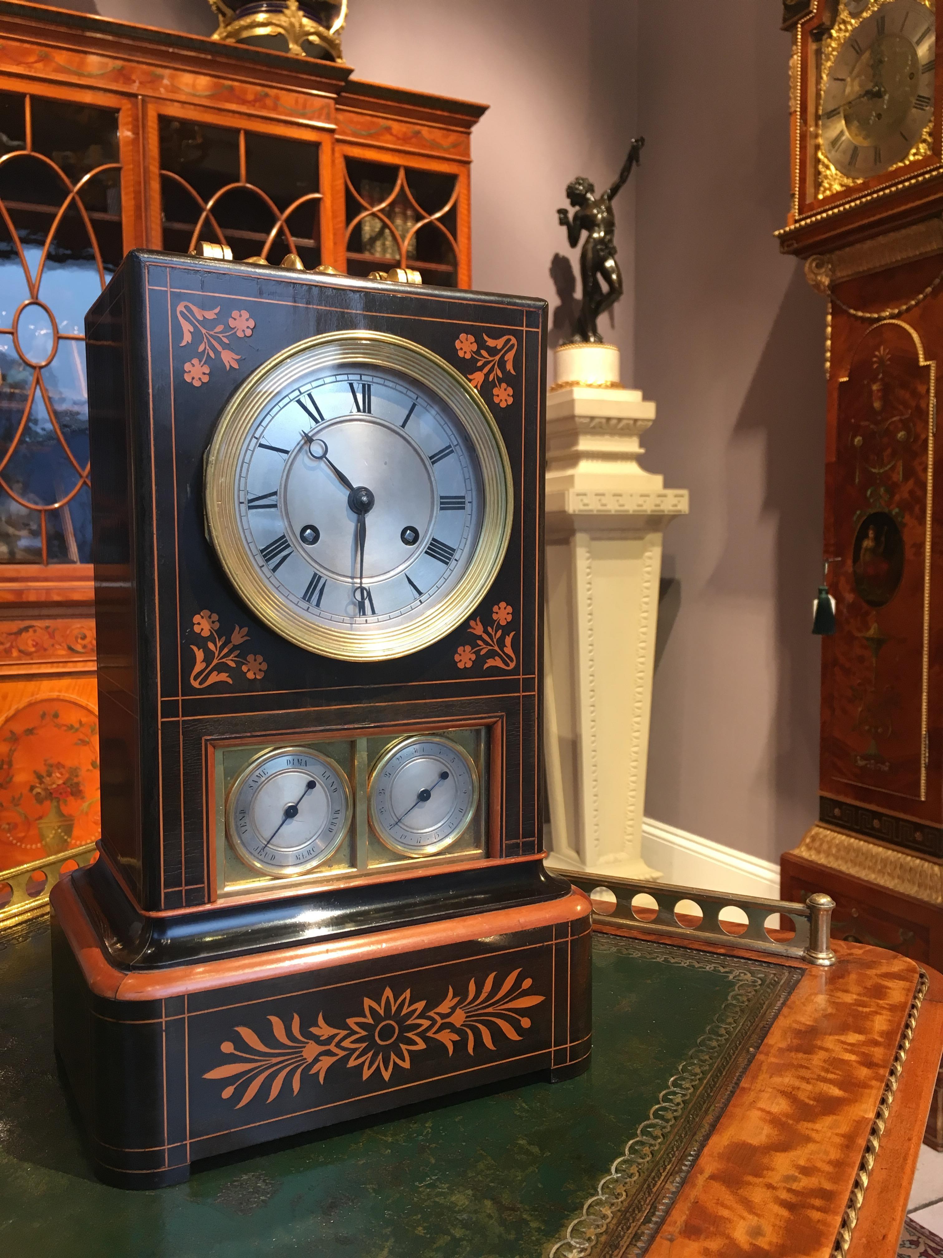 Buis Pendule de cheminée française du 19e siècle d'époque Charles X incrustée de feuillages avec calendrier en vente