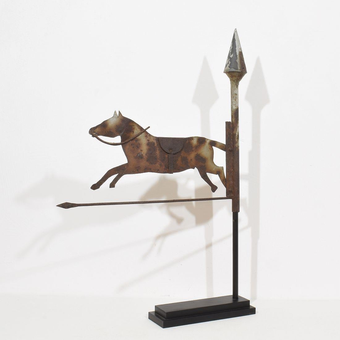Bellissima banderuola in metallo per il tetto. Un pezzo molto raro.
Francia, circa 1800-1900.
Altre foto sono disponibili su richiesta.
Le misure includono la base in legno
H. H. 73,5cm  L:50cm P:9cm 