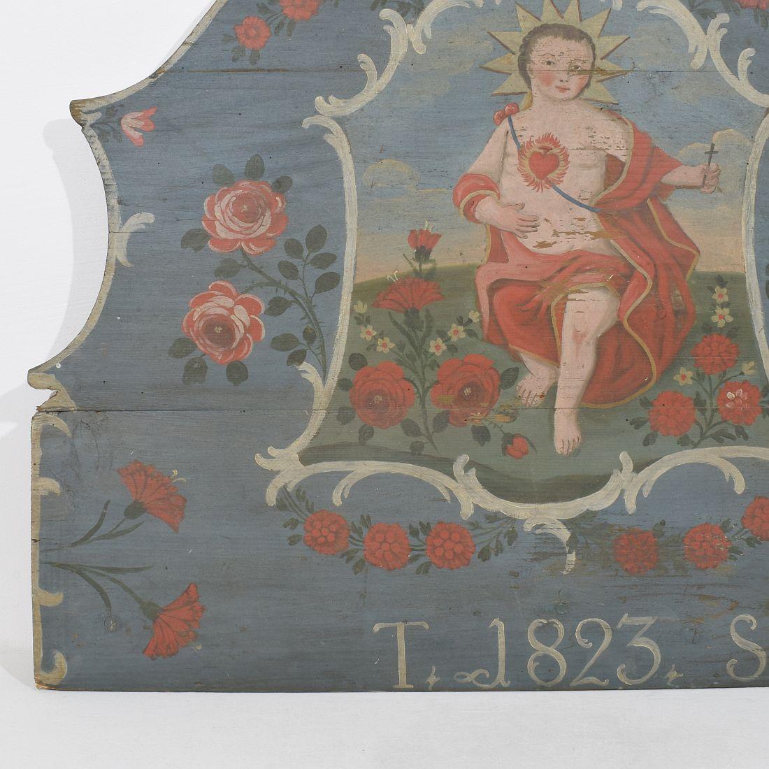 Panneau en bois peint d'art populaire français du 19e siècle avec un bébé Christ Bon état - En vente à Buisson, FR