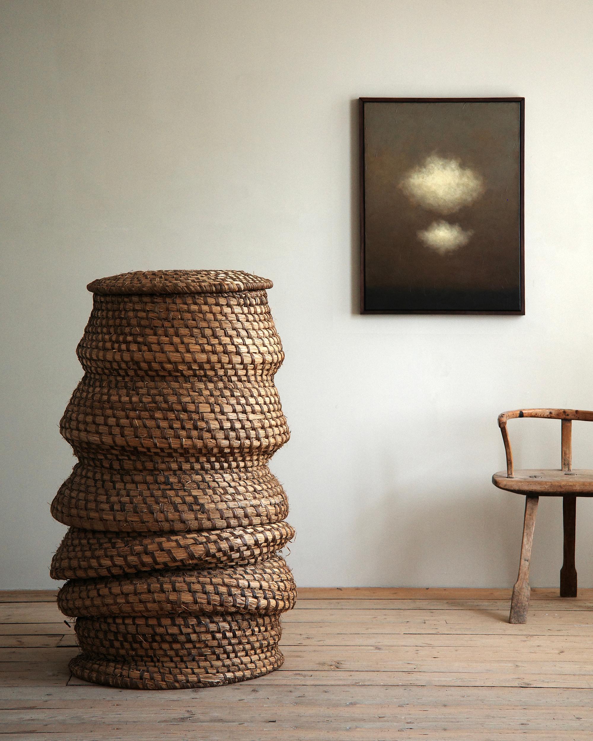 Cesto portaoggetti insolitamente grande dell'arte popolare francese del XIX secolo. Costruzione a spirale con paglia e corteccia. Ca 1890 Francia. 

