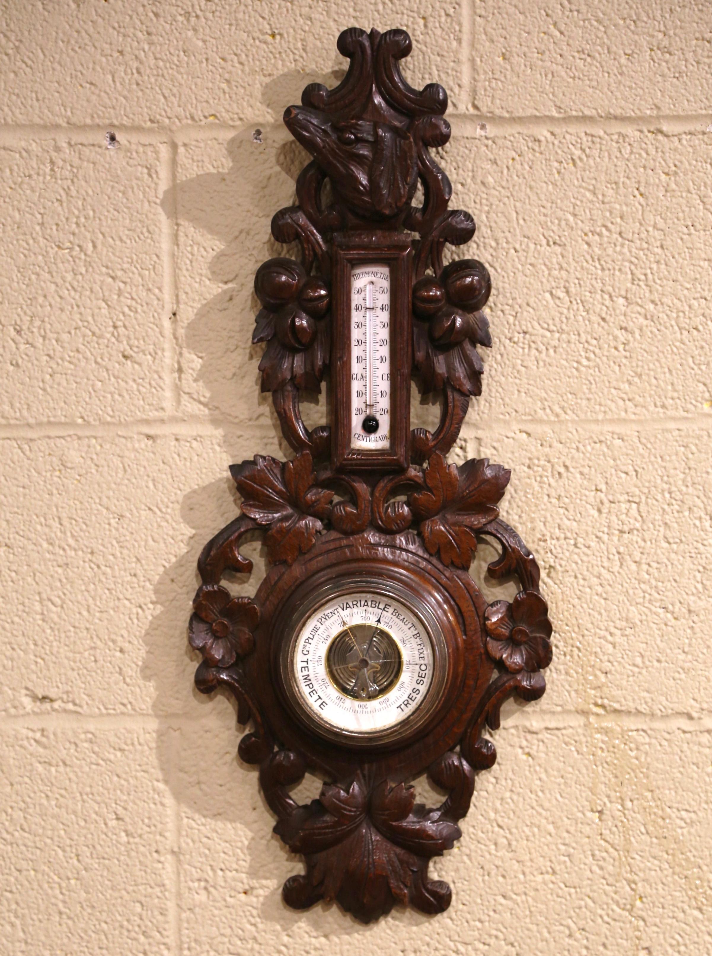 Sculpté à la main Baromètre et thermomètre en chêne sculpté de la forêt française du 19ème siècle avec motif de chien en vente