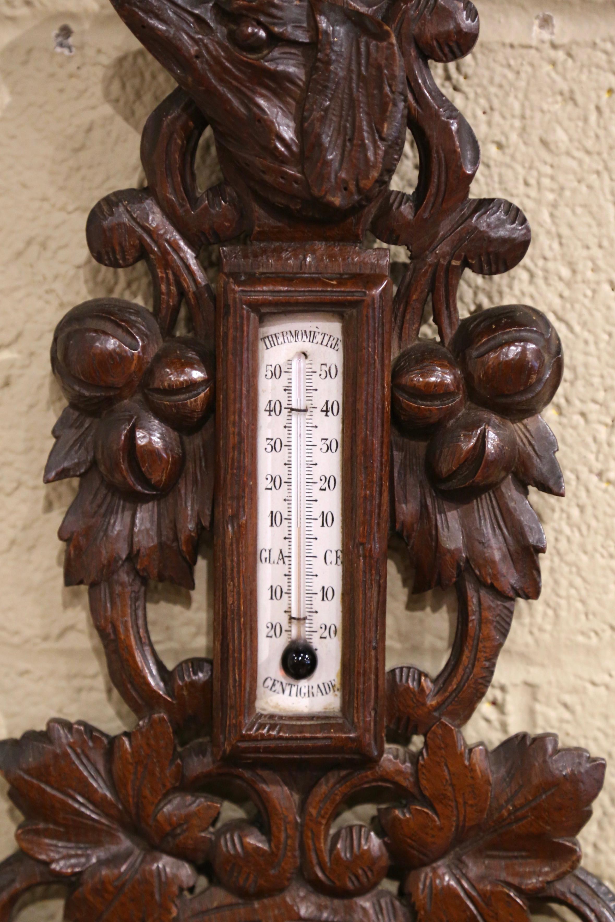 Baromètre et thermomètre en chêne sculpté de la forêt française du 19ème siècle avec motif de chien État moyen - En vente à Dallas, TX