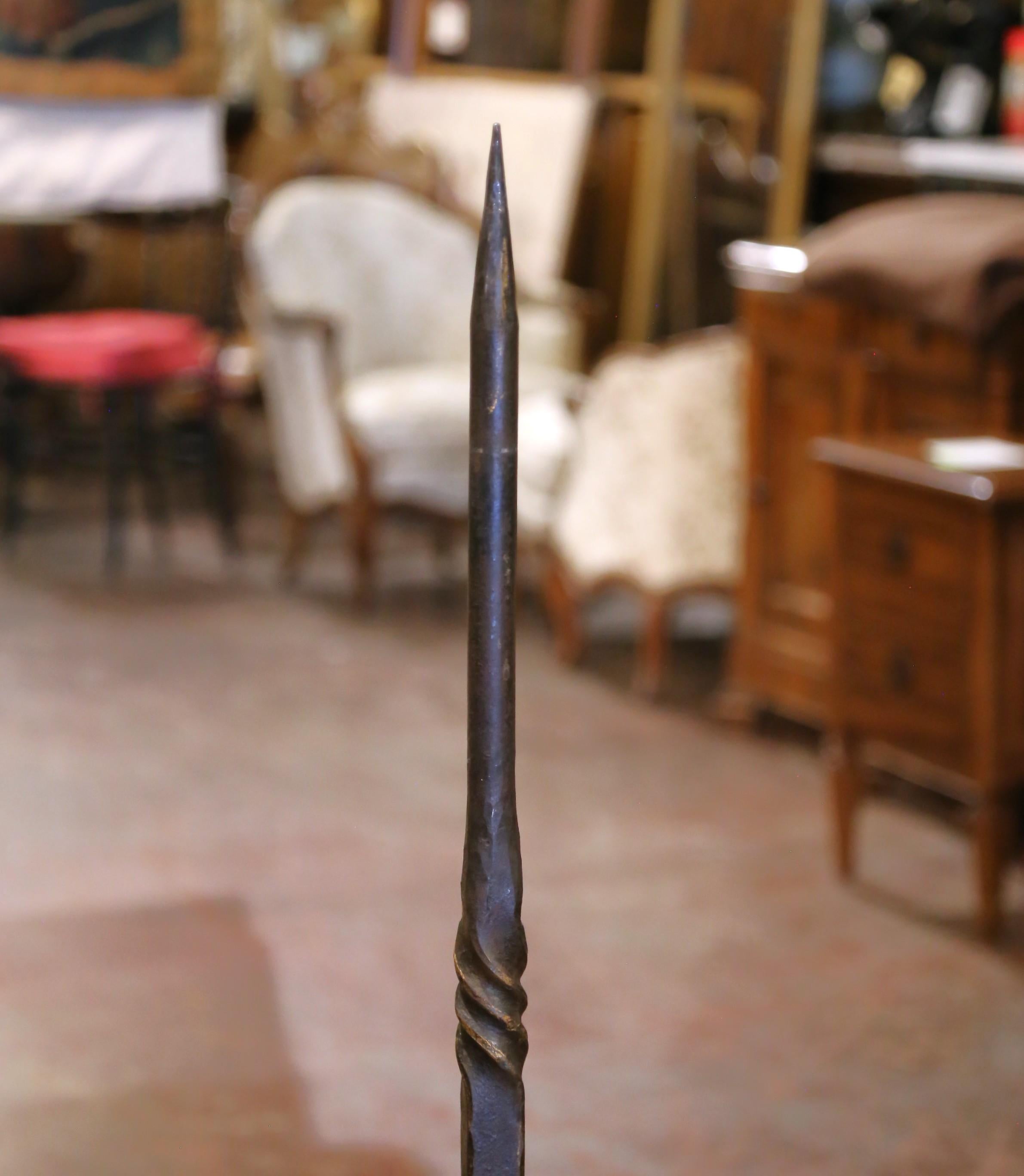 Lutrin en fer forgé du 19ème siècle à décor de fleurs de lys en vente 2