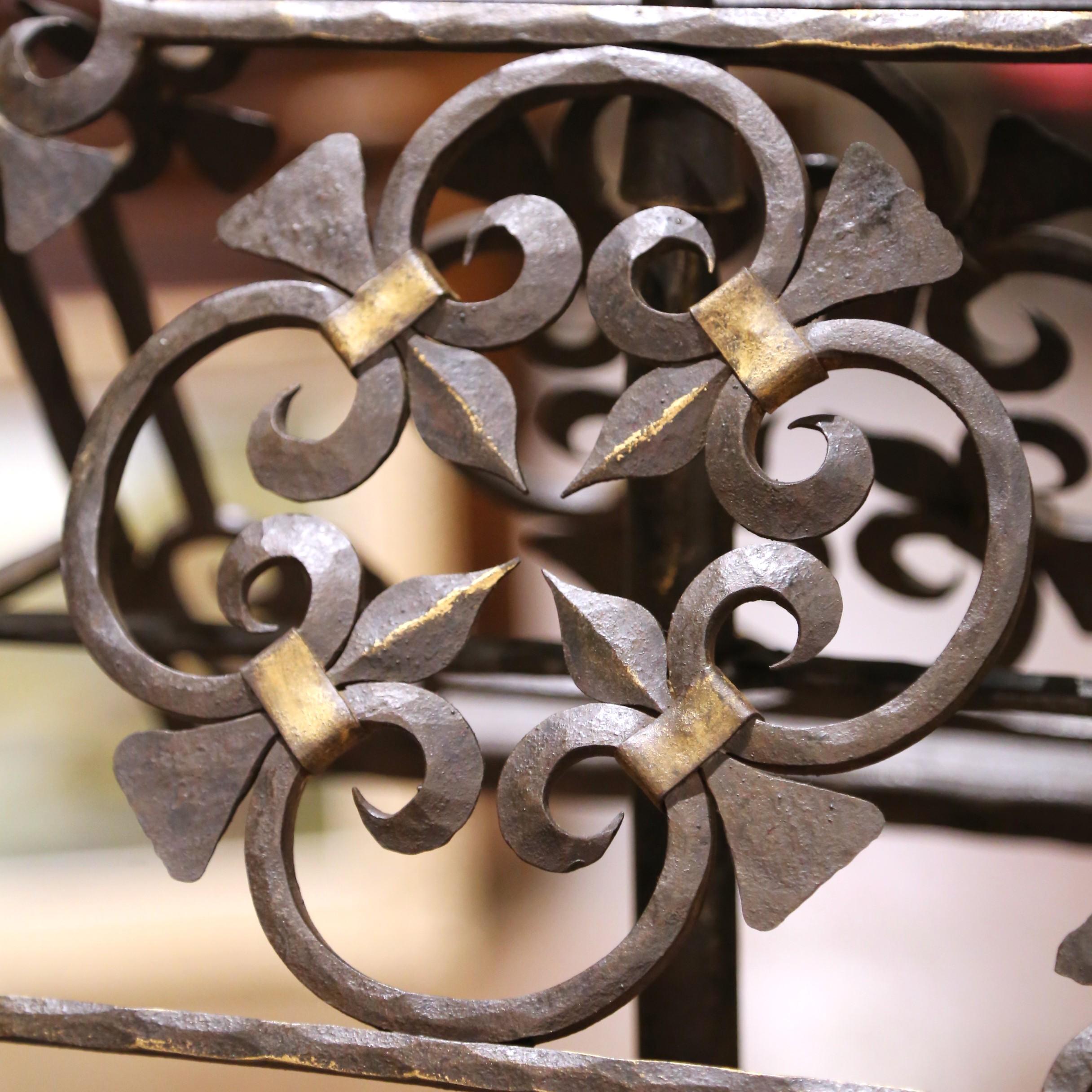 Français Lutrin en fer forgé du 19ème siècle à décor de fleurs de lys en vente
