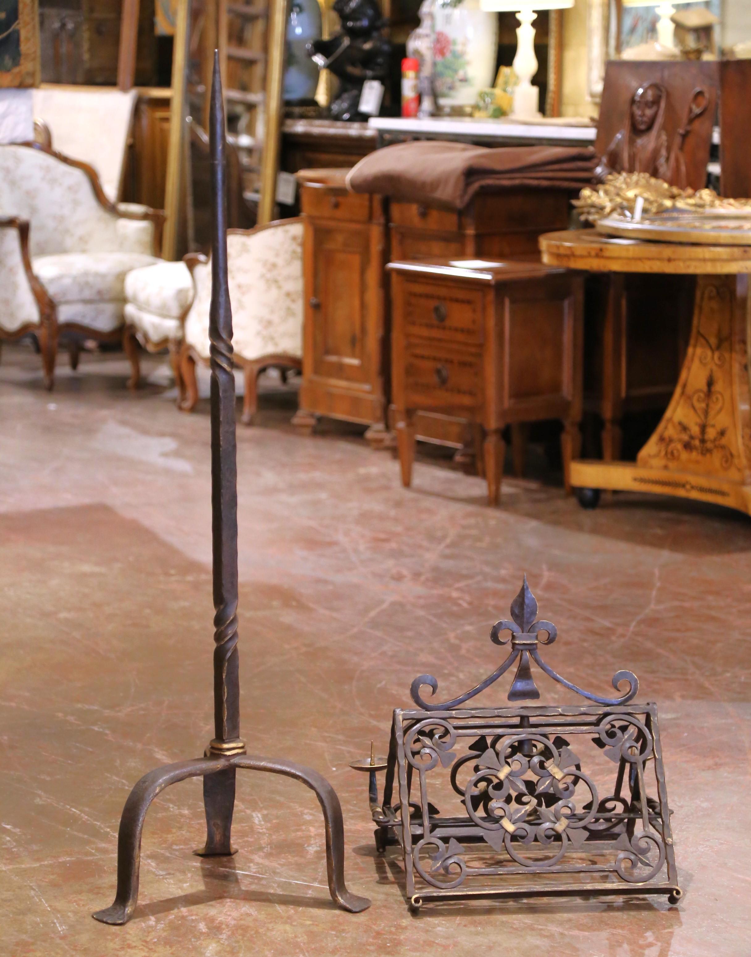 Lutrin en fer forgé du 19ème siècle à décor de fleurs de lys Excellent état - En vente à Dallas, TX