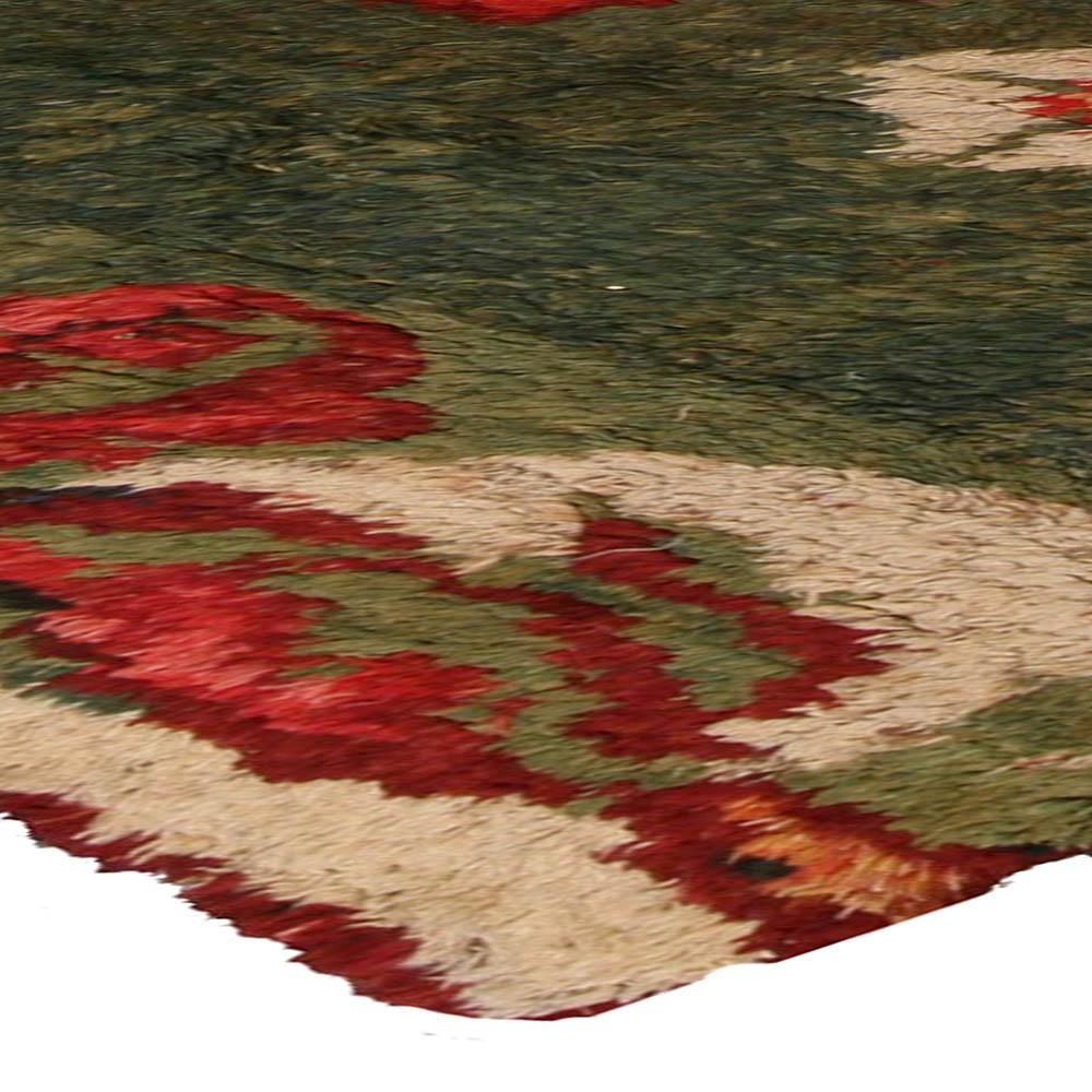 19. Jahrhundert Französisch Grün Rot Fragment Teppich im Zustand „Gut“ im Angebot in New York, NY