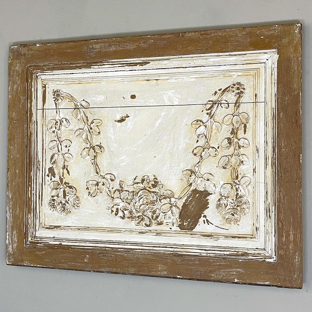 Le panneau français du XIXe siècle encadré, sculpté et peint est un élément décoratif de grande qualité qui a été sculpté à la main par un sculpteur particulièrement talentueux dans du chêne blanc dense et ancien.  Encadré de planches jointes par