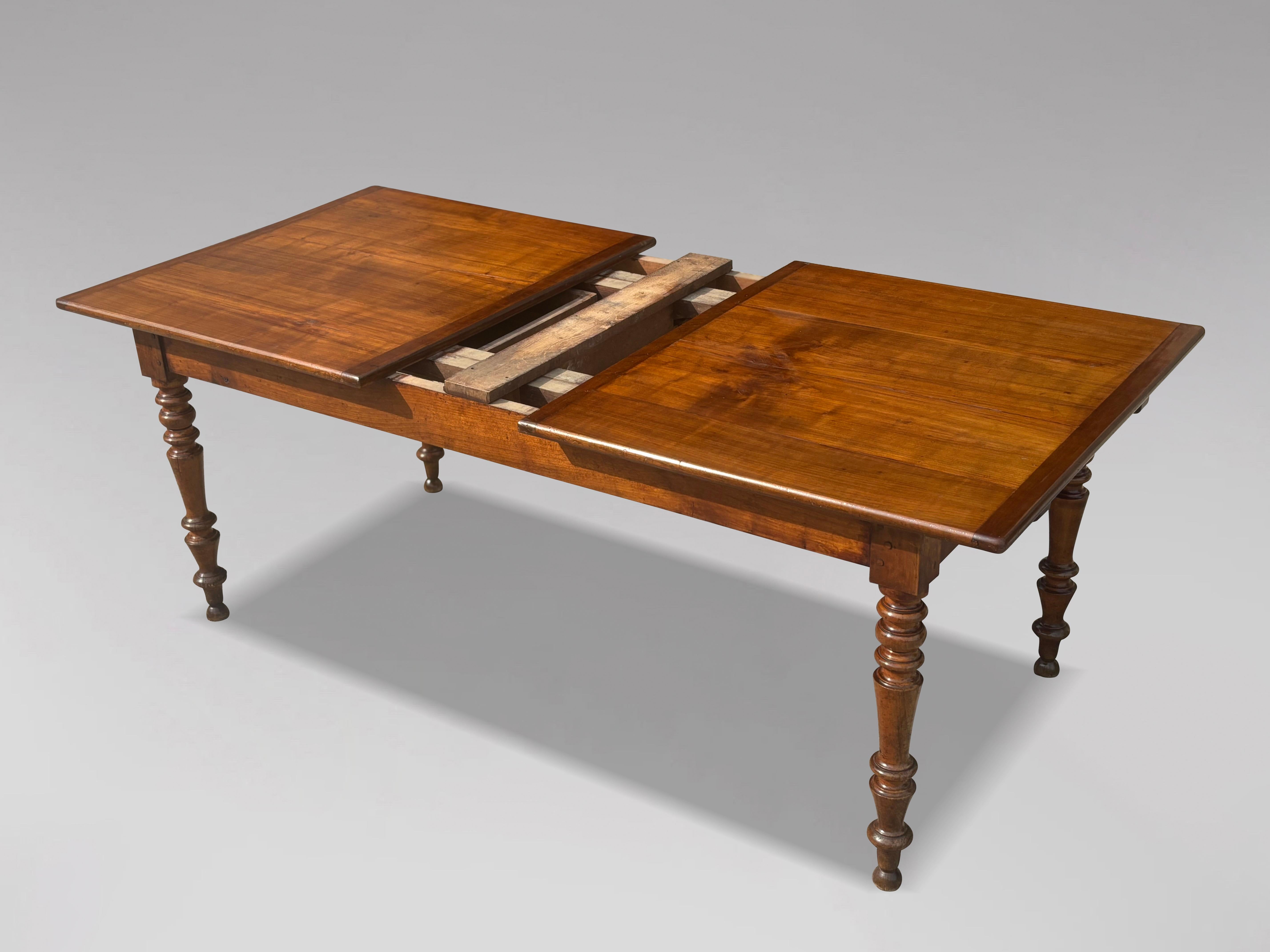 Table de salle à manger de ferme en bois fruitier du 19e siècle en vente 3