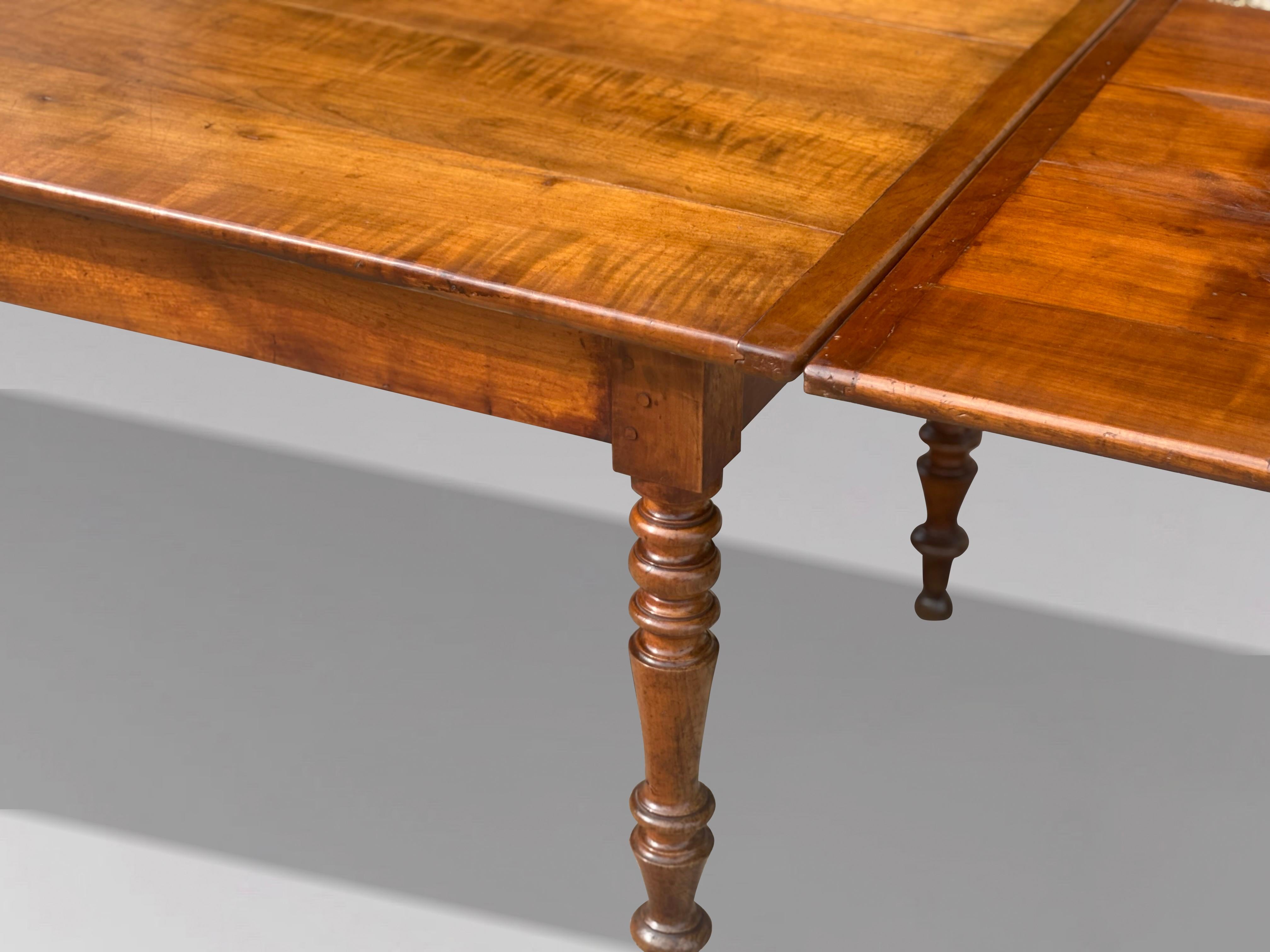 Table de salle à manger de ferme en bois fruitier du 19e siècle en vente 5