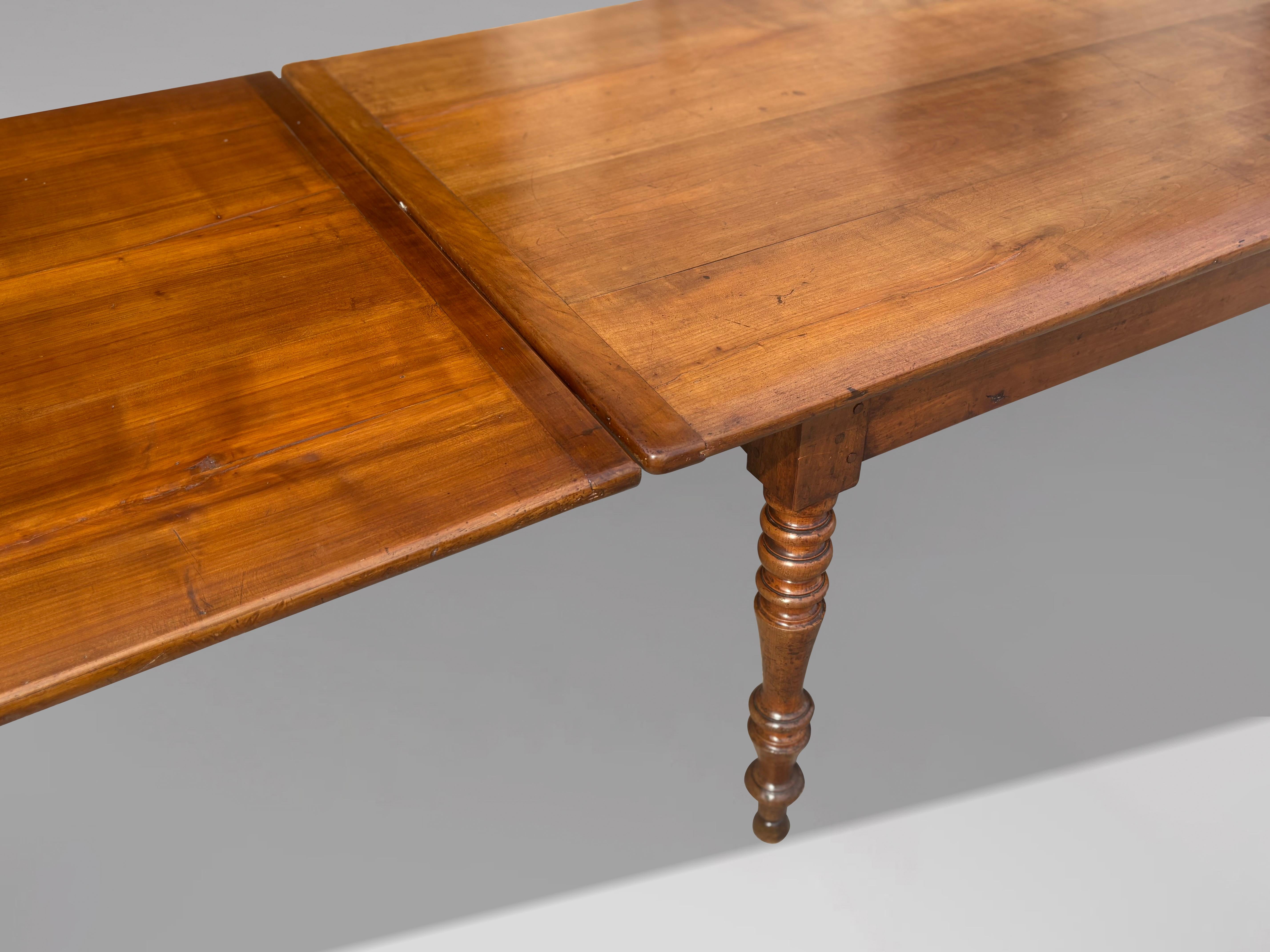Table de salle à manger de ferme en bois fruitier du 19e siècle en vente 6