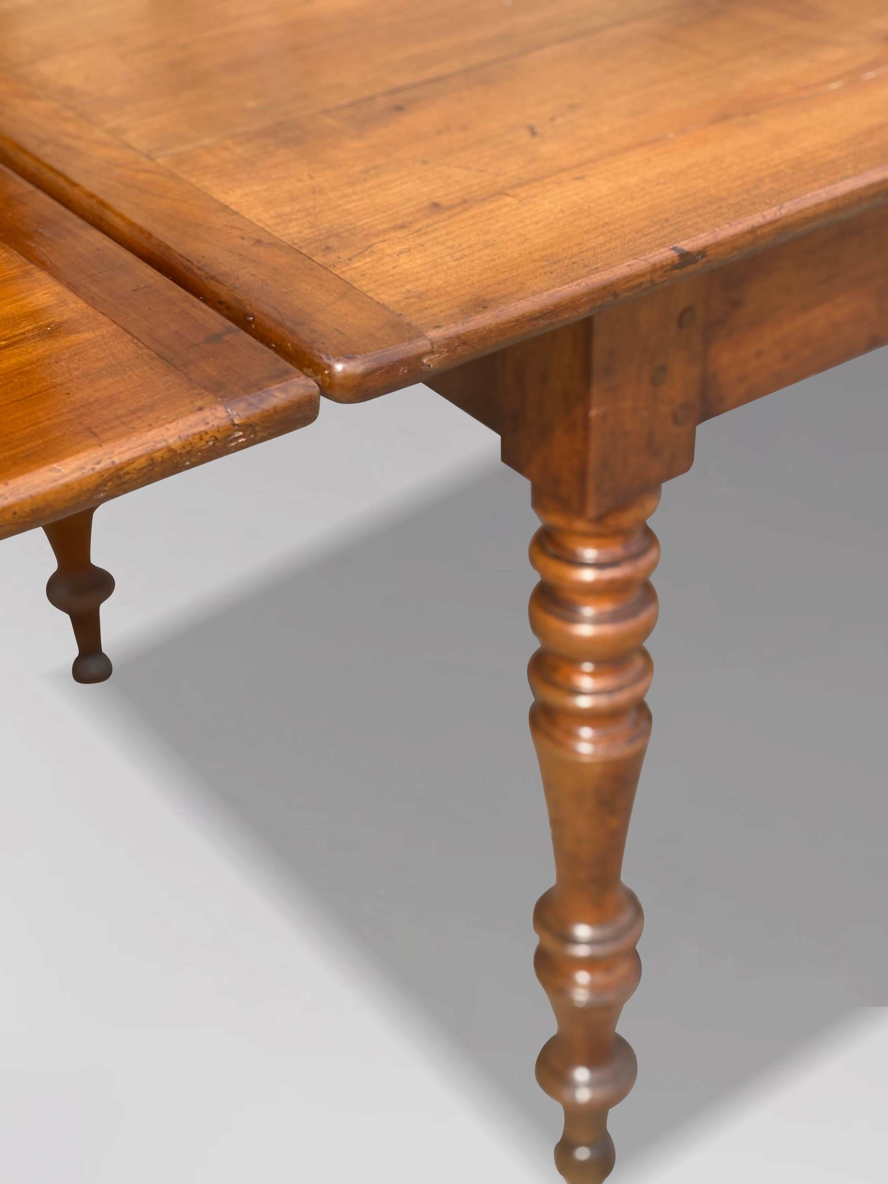 Table de salle à manger de ferme en bois fruitier du 19e siècle en vente 7