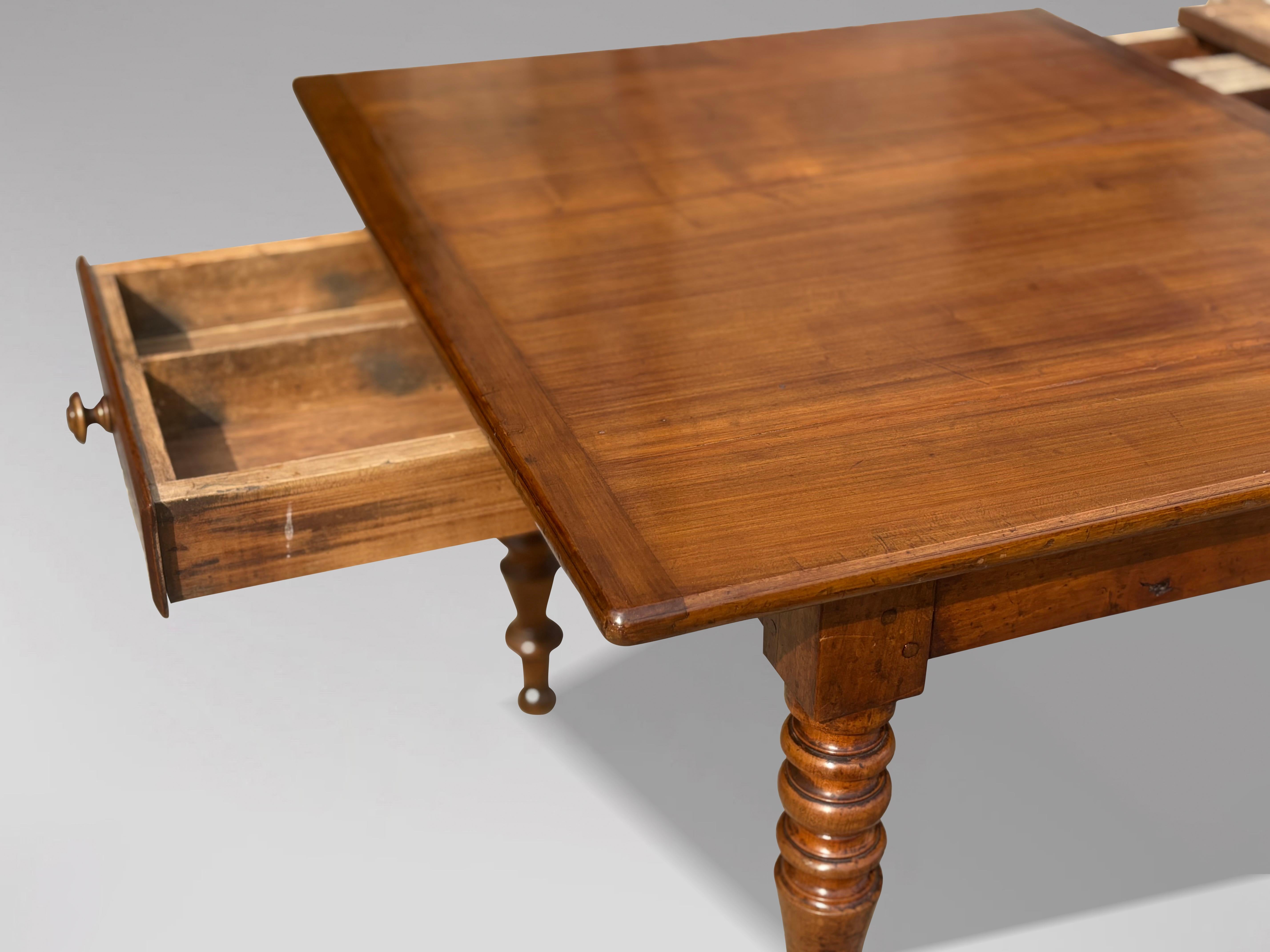 Table de salle à manger de ferme en bois fruitier du 19e siècle en vente 9