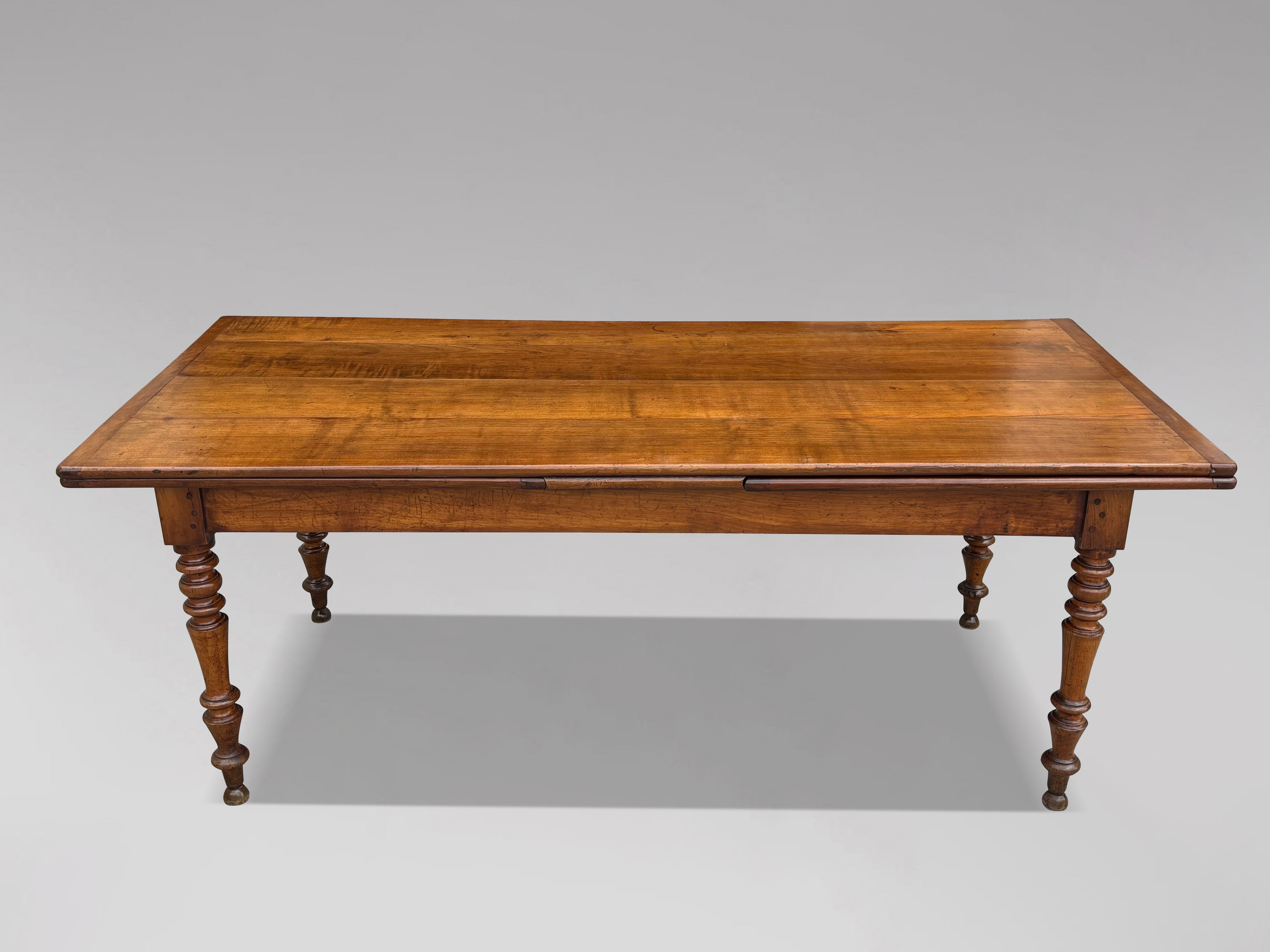 Charmante table de salle à manger en bois fruitier français du 19e siècle

Une bonne table de ferme française du 19e siècle à double rallonge en cerisier et châtaignier qui peut accueillir 10 personnes lorsqu'elle est entièrement ouverte. Table de