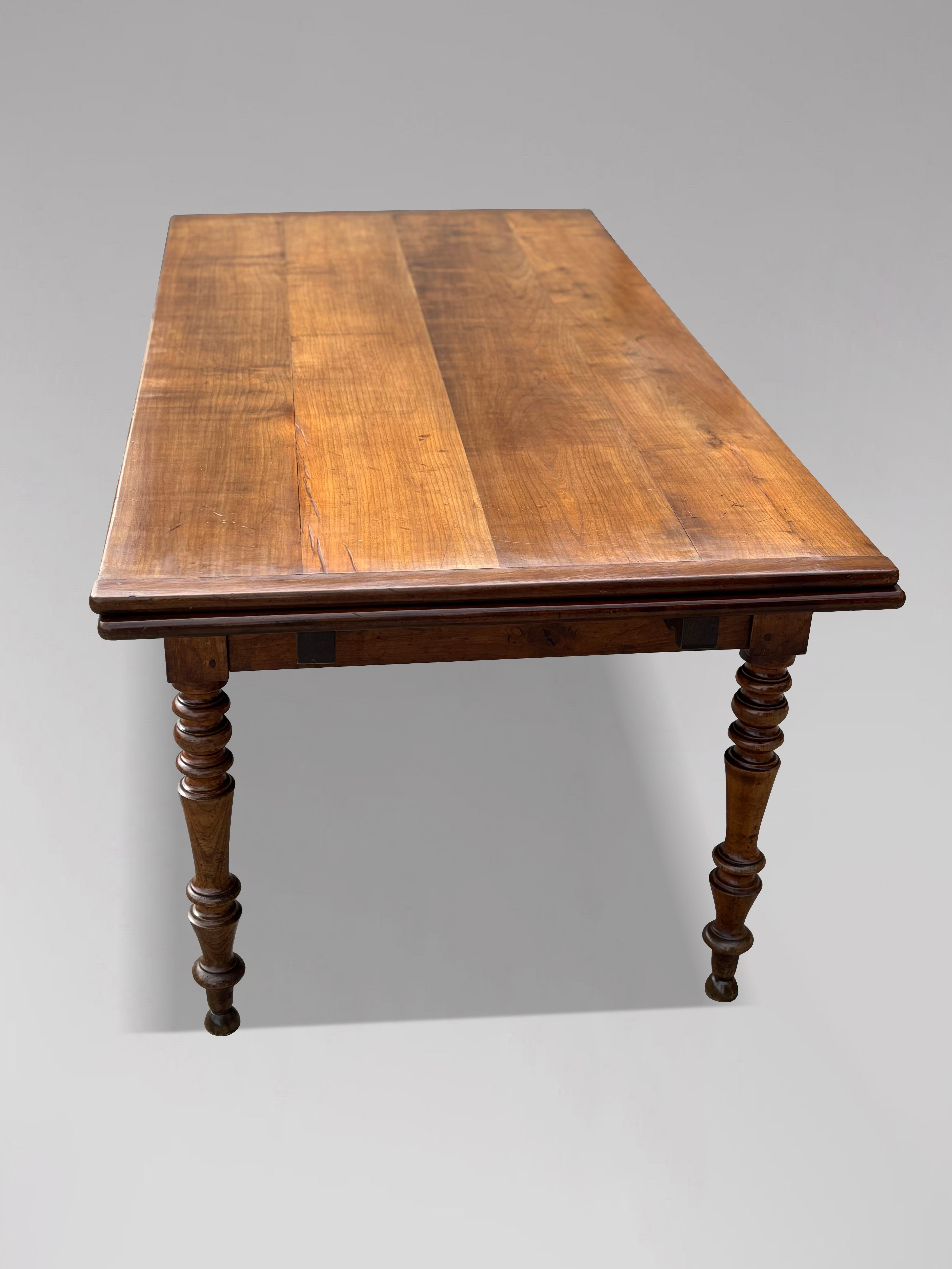 Table de salle à manger de ferme en bois fruitier du 19e siècle Bon état - En vente à Petworth,West Sussex, GB