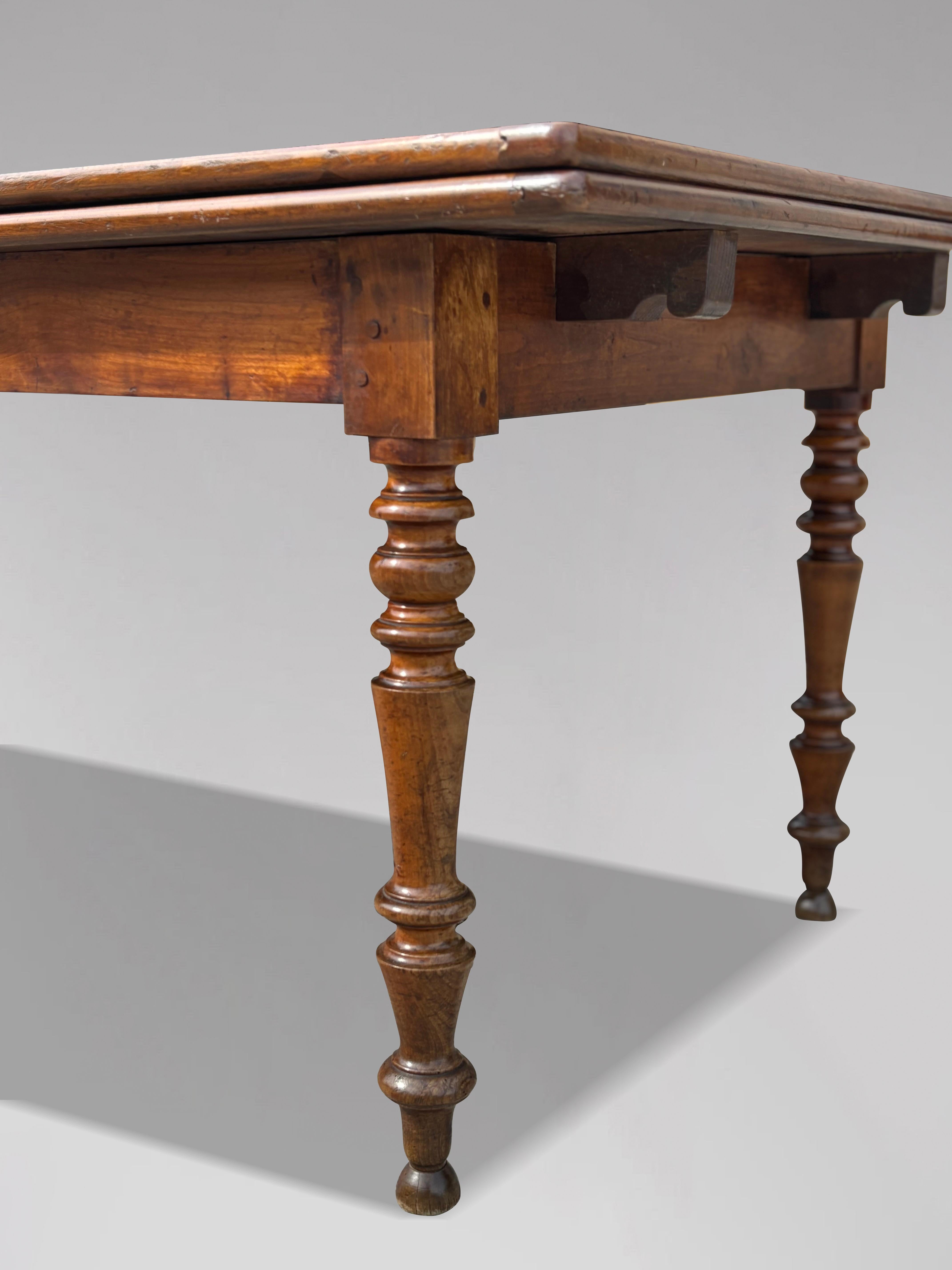 XIXe siècle Table de salle à manger de ferme en bois fruitier du 19e siècle en vente